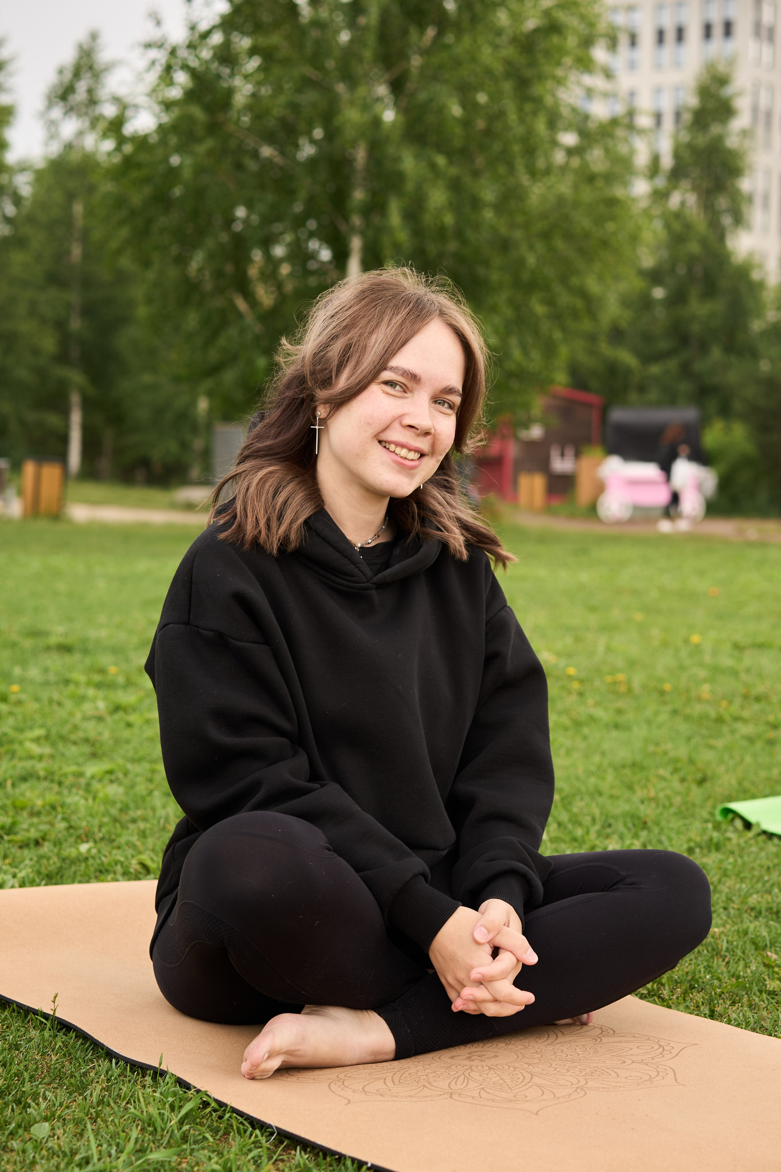 Репортажная съемка занятия йоги в парке. Фотограф Екатеринбург Кокшарова Александра