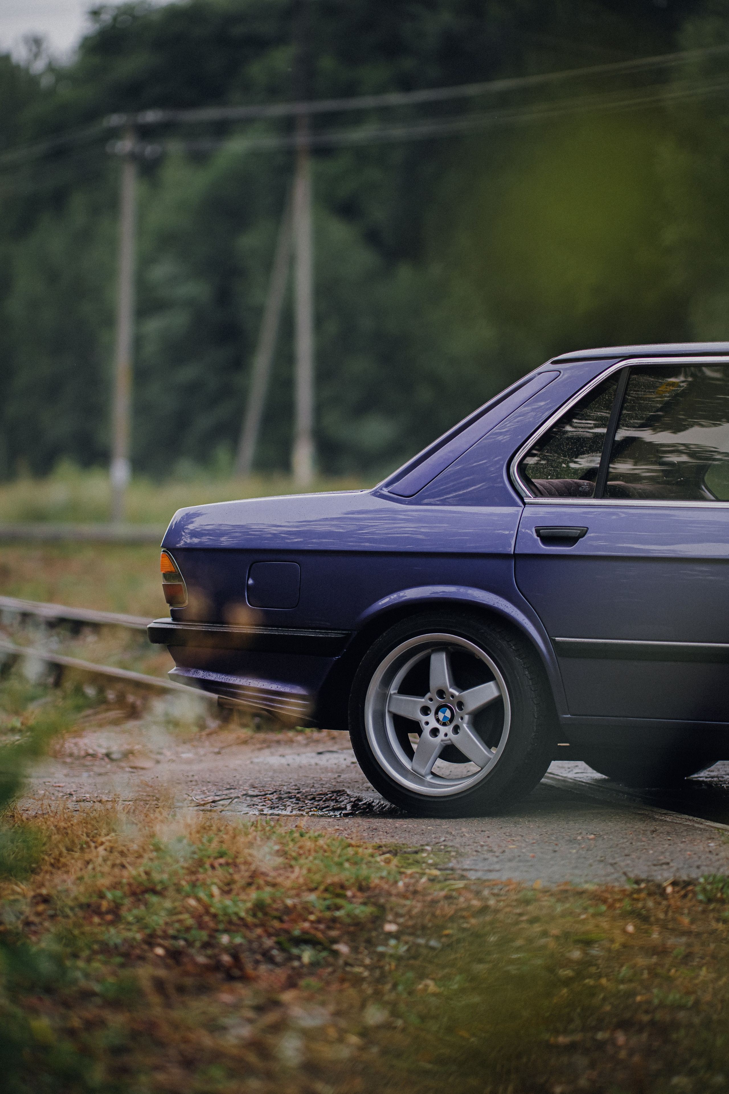 Старая BMW фотографируется за городом. Жуков Илья  свадебный фотограф в Москве