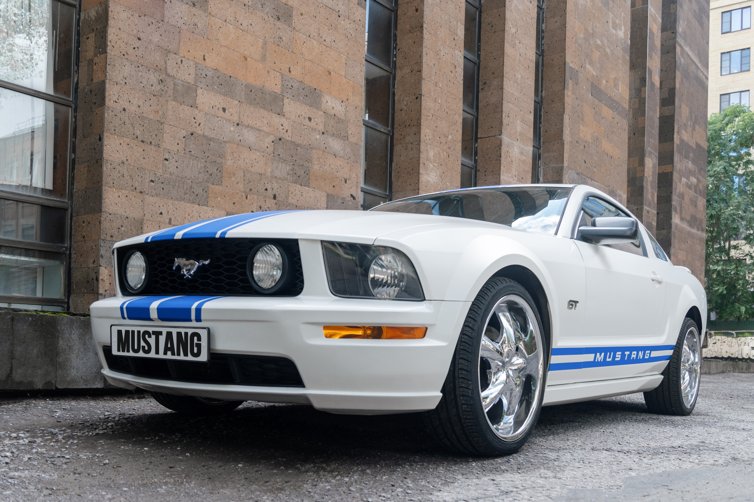 "Мустанг" после обработки. Убраны лишние элементы со здания и рефлексы с машины.