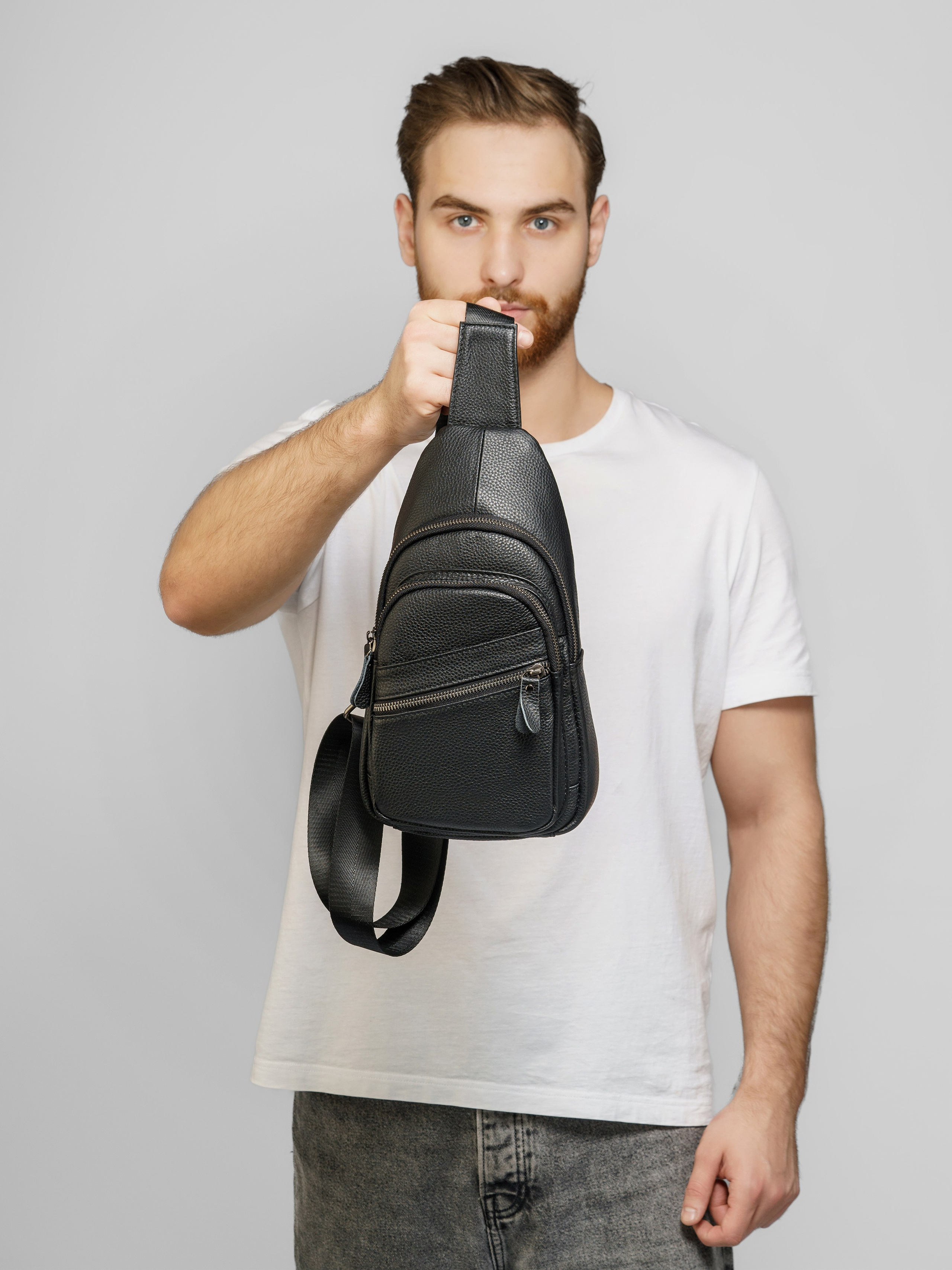 Сумки-бананки, модель Кирилл. KED Production — продакшн из СПб. Создаём фото, видео и контент, который помогает брендам и селлерам продавать больше