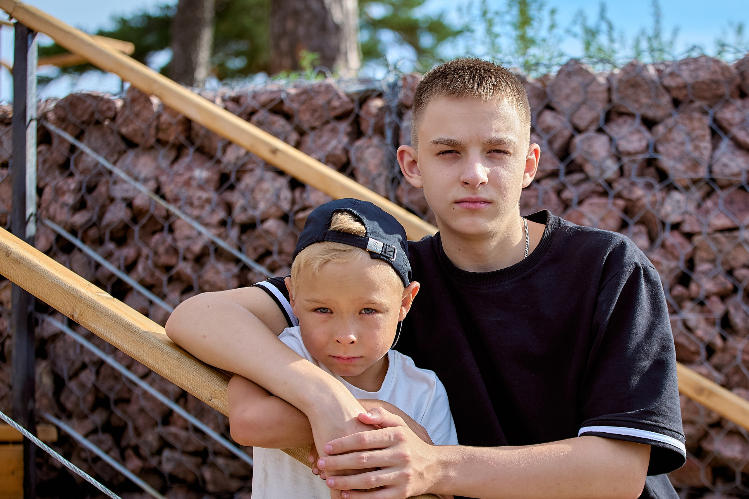 Семейная прогулка летом на озере