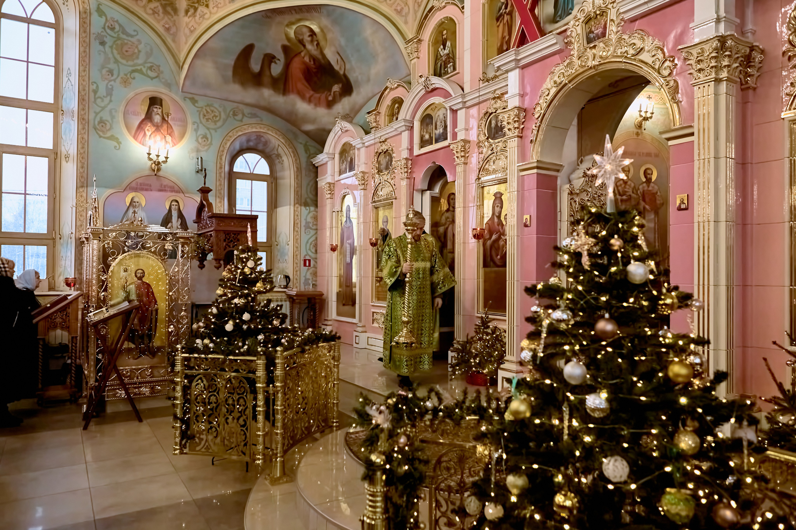 Выход алтарников и священника на амвон с чашей со Святыми дарами