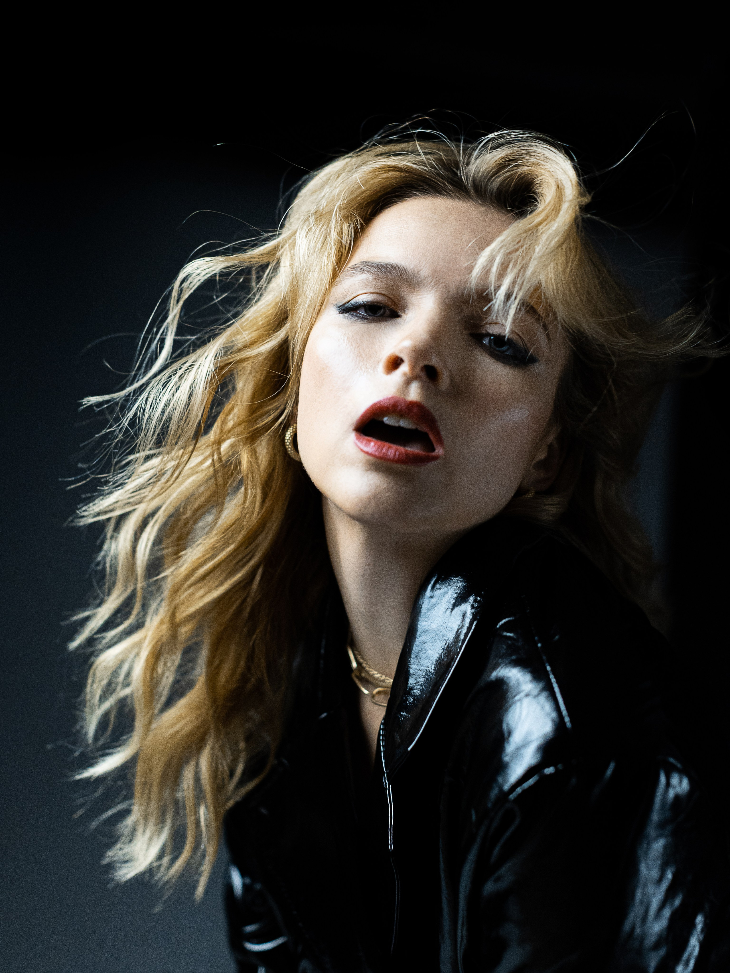 Портрет актрисы Натальи Земцовой в кожаном пиджаке