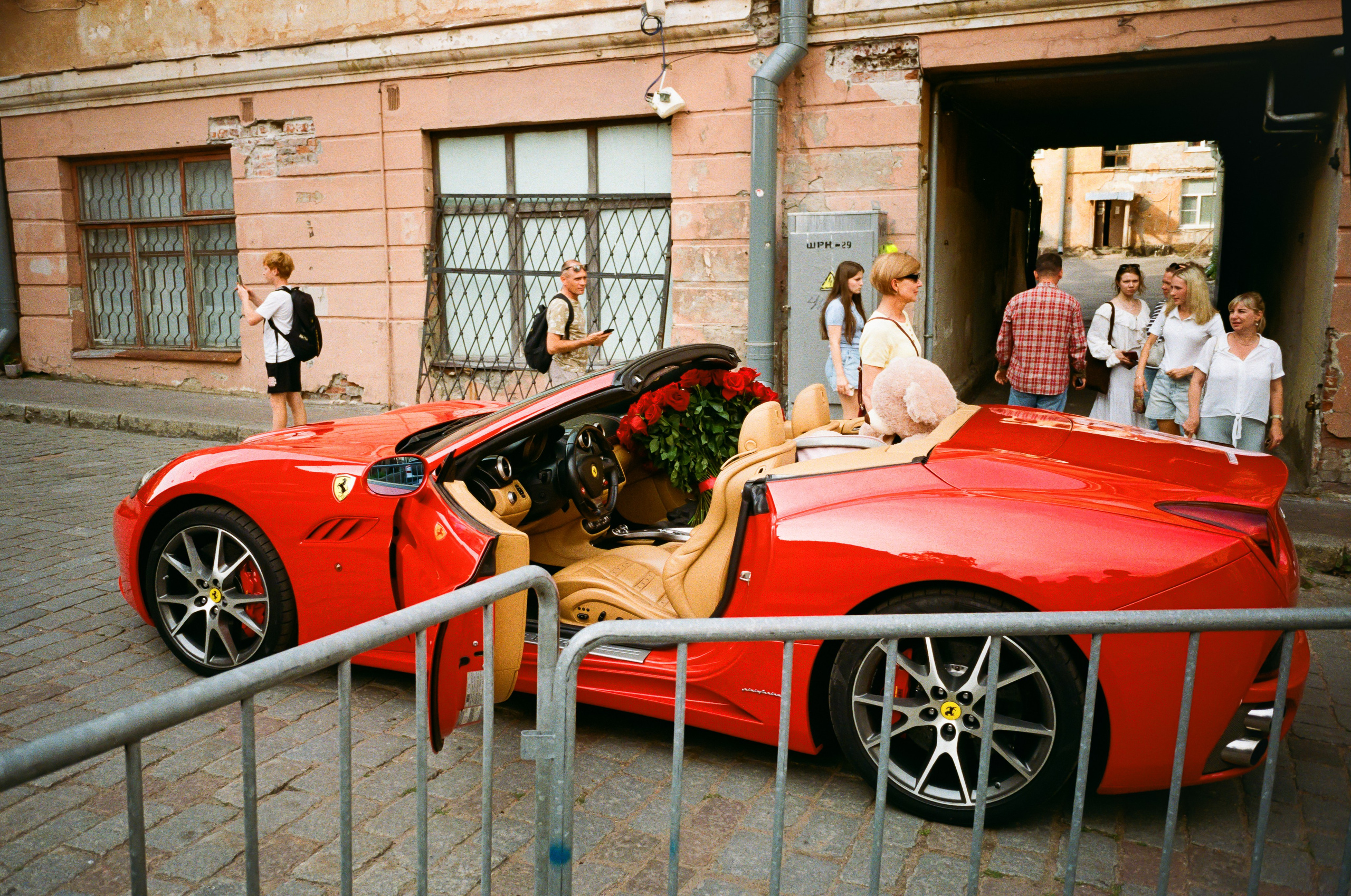 Съемки кино и красная Ferrari на улице Выборга