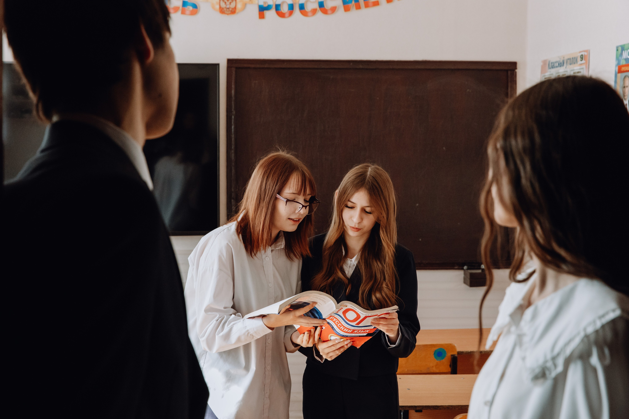 Школьные альбомы в Чернянке. Фотограф Максим Никонов