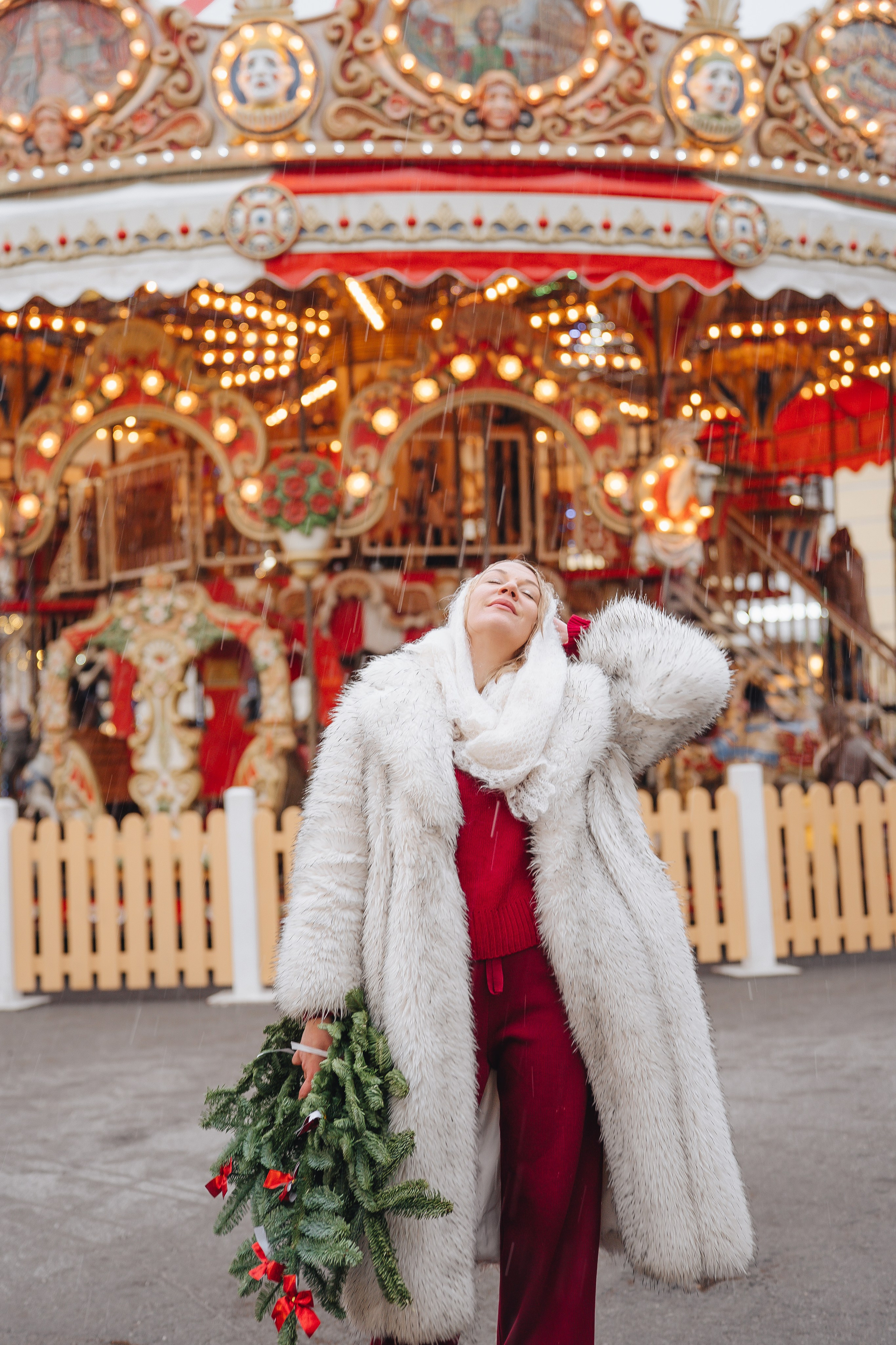 ПРОГУЛКА НА МАНЕЖНОЙ ПЛОЩАДИ ДЛЯ ДЕВУШКИ ПЕРЕД НОВЫМ ГОДОМ (НОВОГОДНЯЯ ФОТОСЕССИИЯ НА МАНЕЖНОЙ ПЛОЩАДИ). Профессиональный фотограф, Санкт-Петербург — Виктория Богомолова