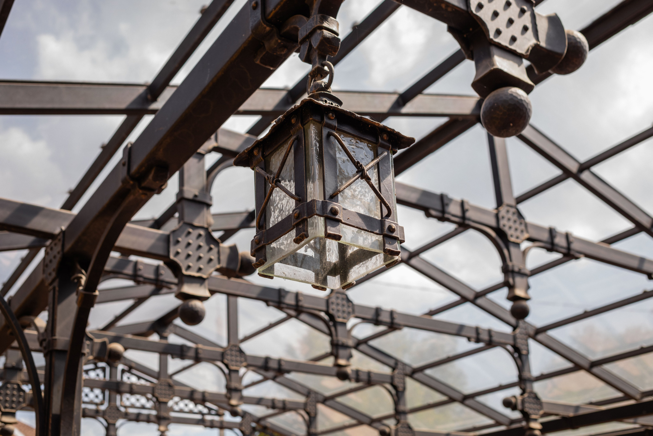 Готовый двухэтажный гараж в стиле Лофт — сочетание кирпича, дерева и металла. Современный дизайн, функциональность и эстетика во всём. Строительная компания «Милый дом» МД. Москва и Московская область