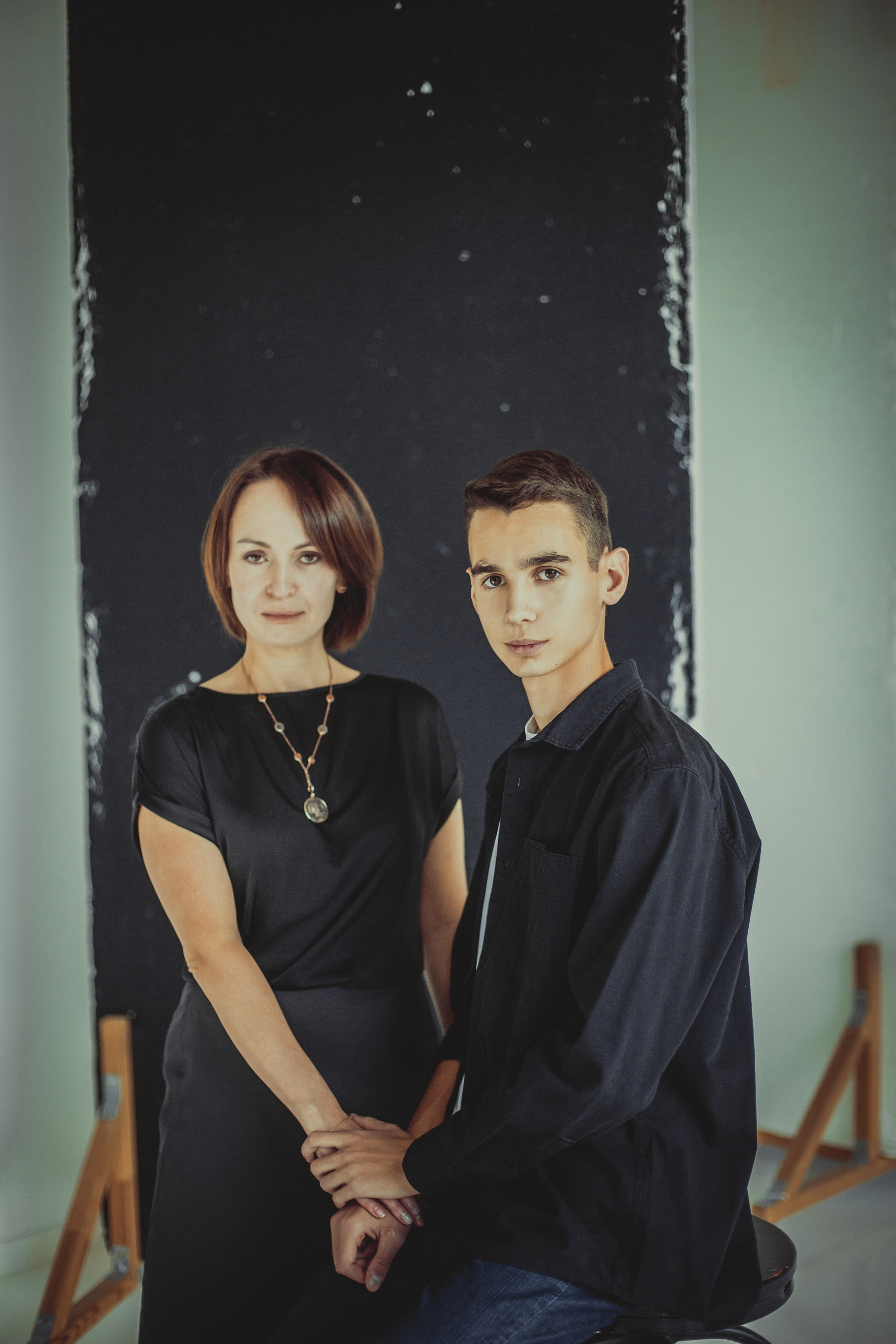 Семейная фотосессия родителей с сыновьями студентами в Studio 212. Детский, свадебный и семейный фотограф Юлия Курбатова, Санкт-Петербург