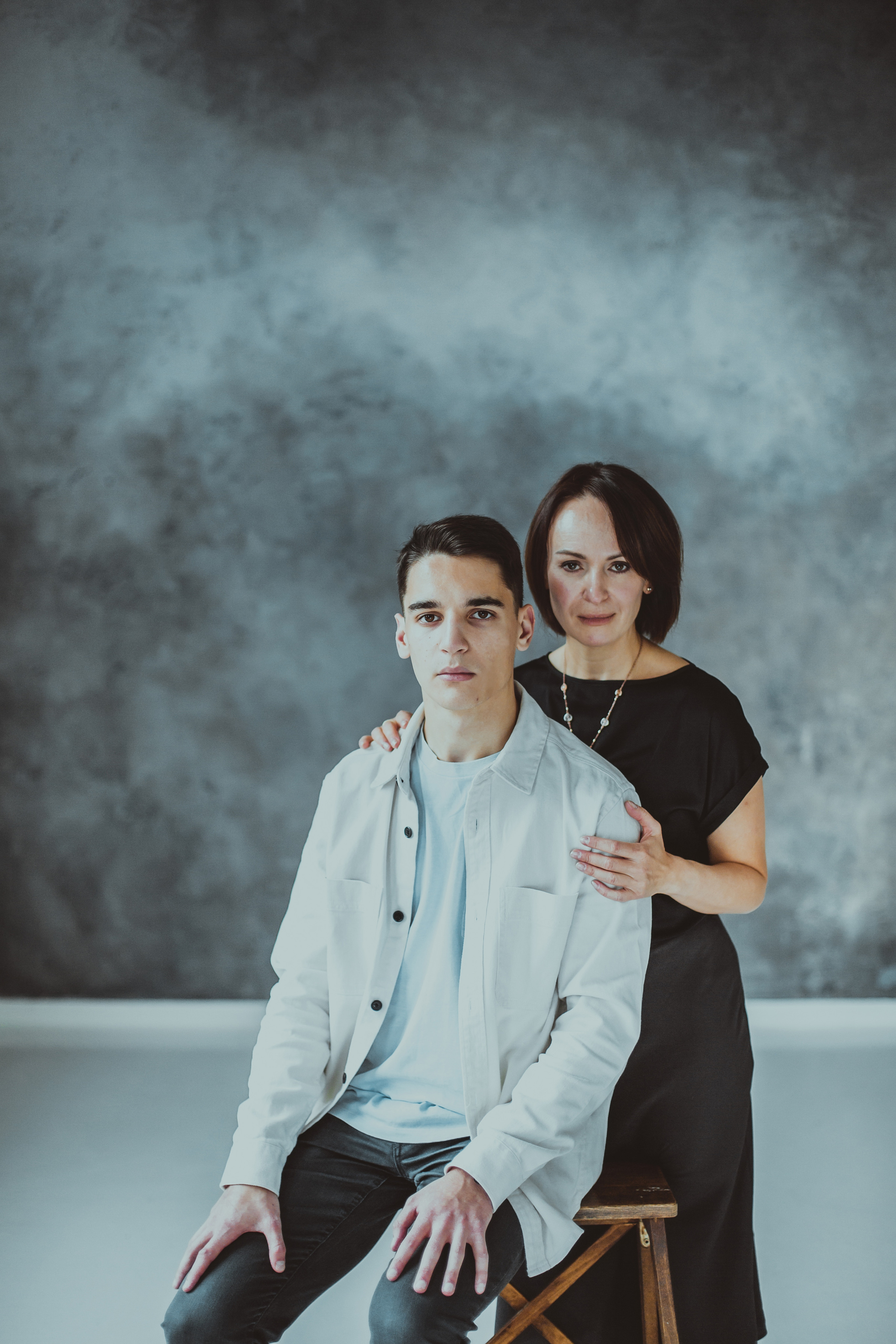 Семейная фотосессия родителей с сыновьями студентами в Studio 212. Детский, свадебный и семейный фотограф Юлия Курбатова, Санкт-Петербург