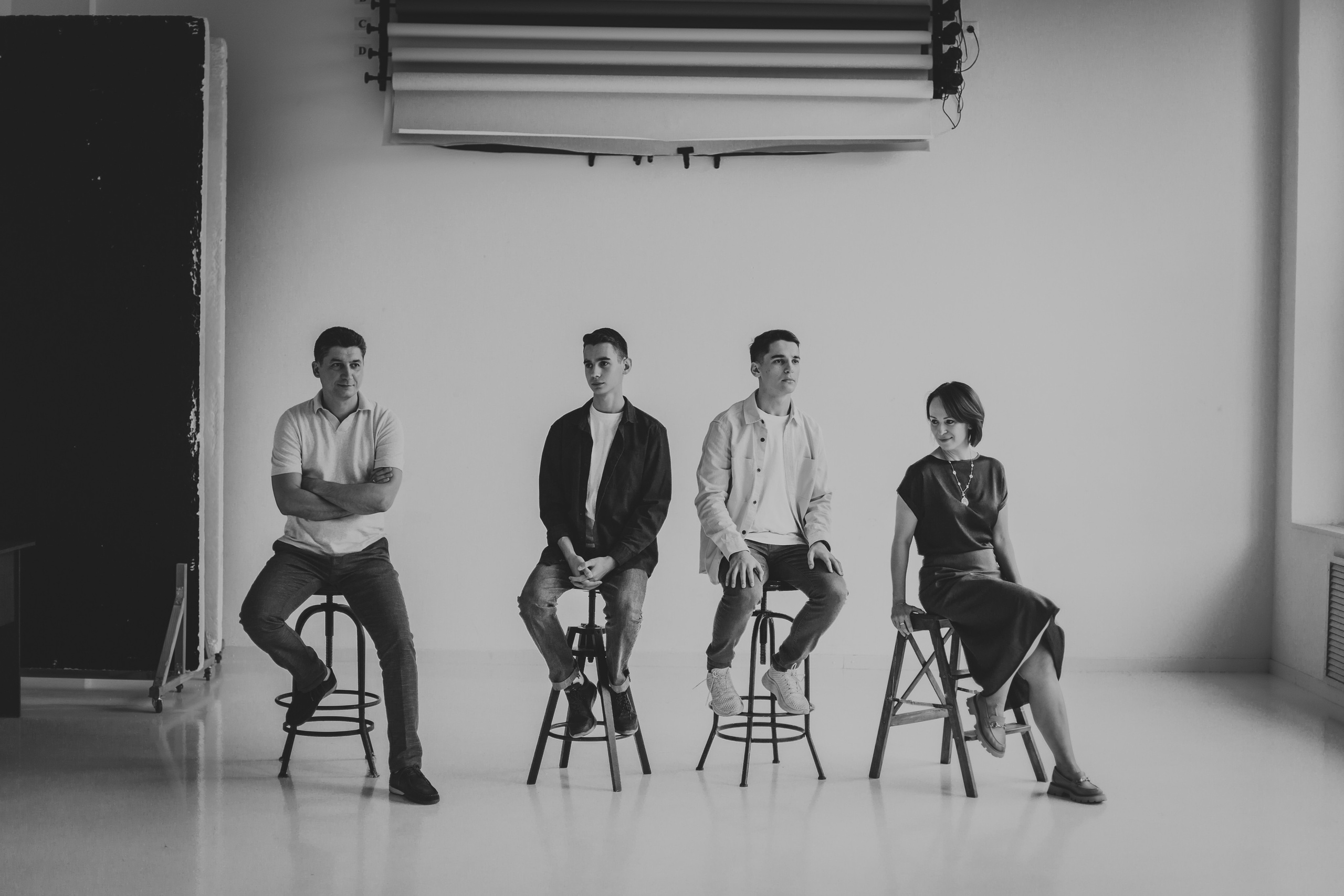 Семейная фотосессия родителей с сыновьями студентами в Studio 212. Детский, свадебный и семейный фотограф Юлия Курбатова, Санкт-Петербург