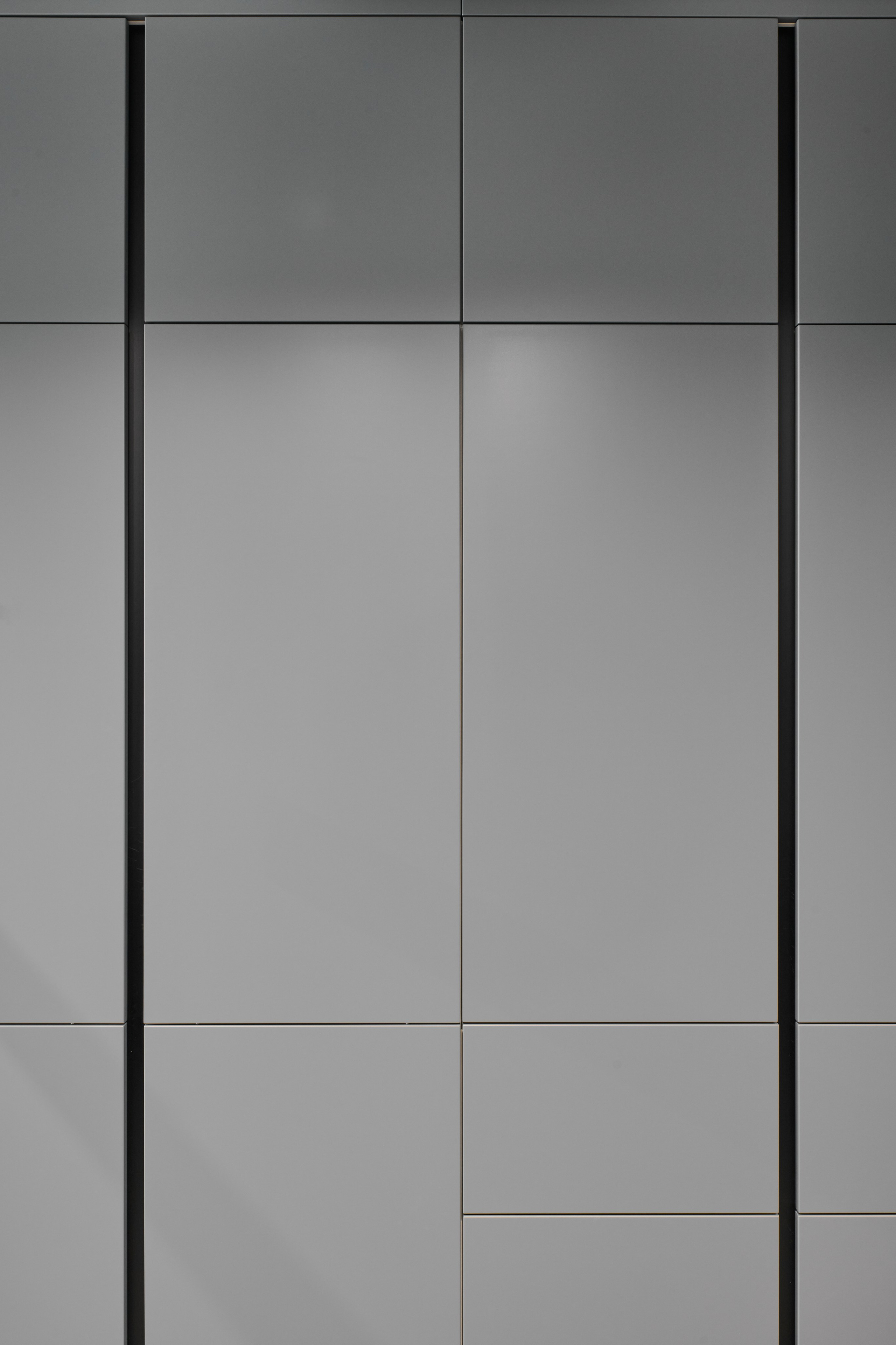 Шкаф с открытыми полками: банки, хранение и бытовые мелочи