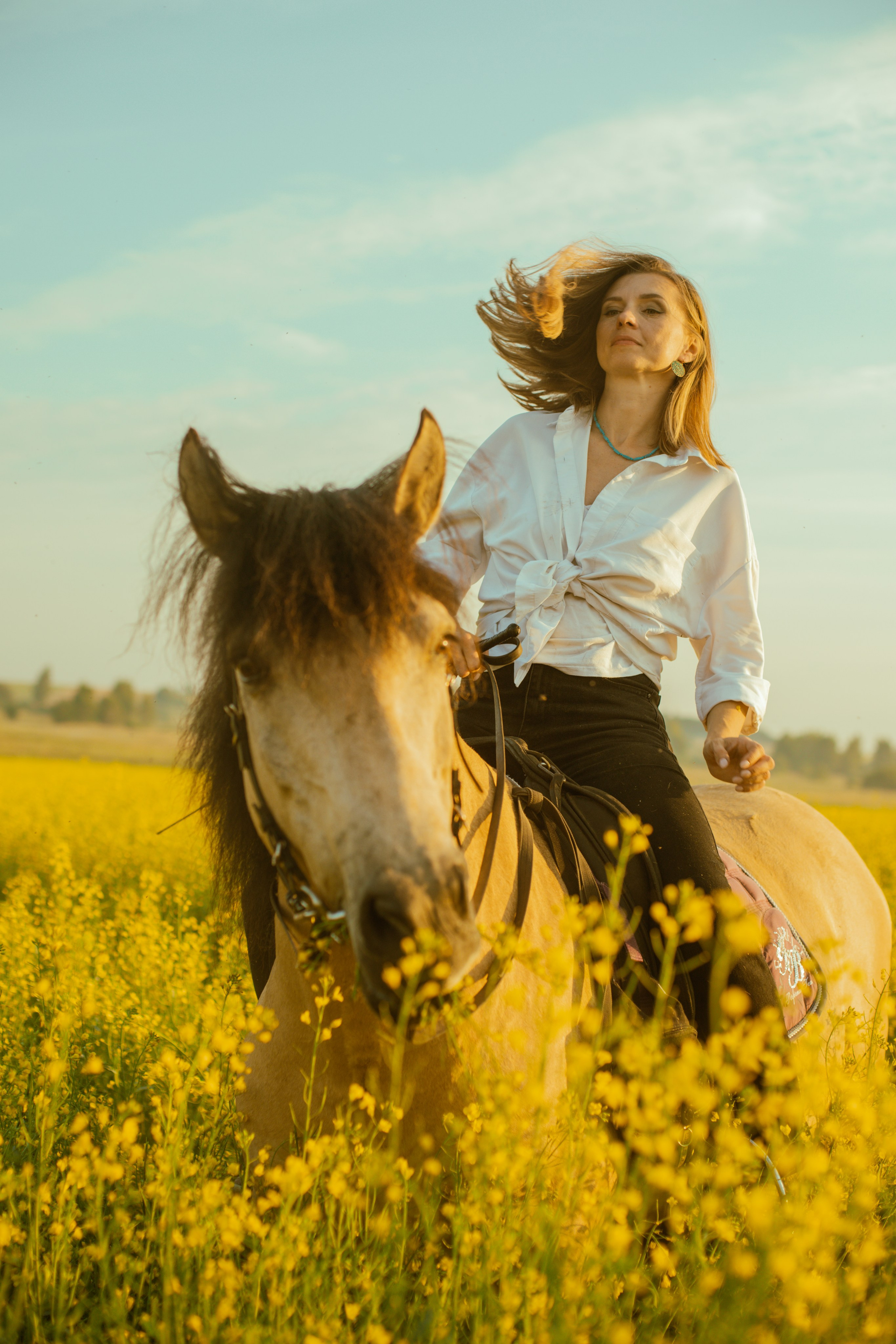 Выйти в лето в поле с конем. Видеограф и фотограф в Москве Анастасия Рябчикова