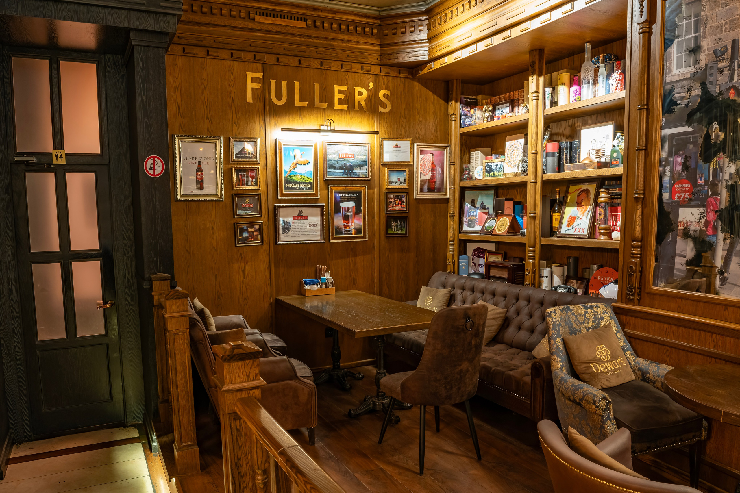 Алматы, Fuller's Pheasant Feather — первый паб сети Fuller's в Алматы, апрель 2025. Интерьерный фотограф Алматы