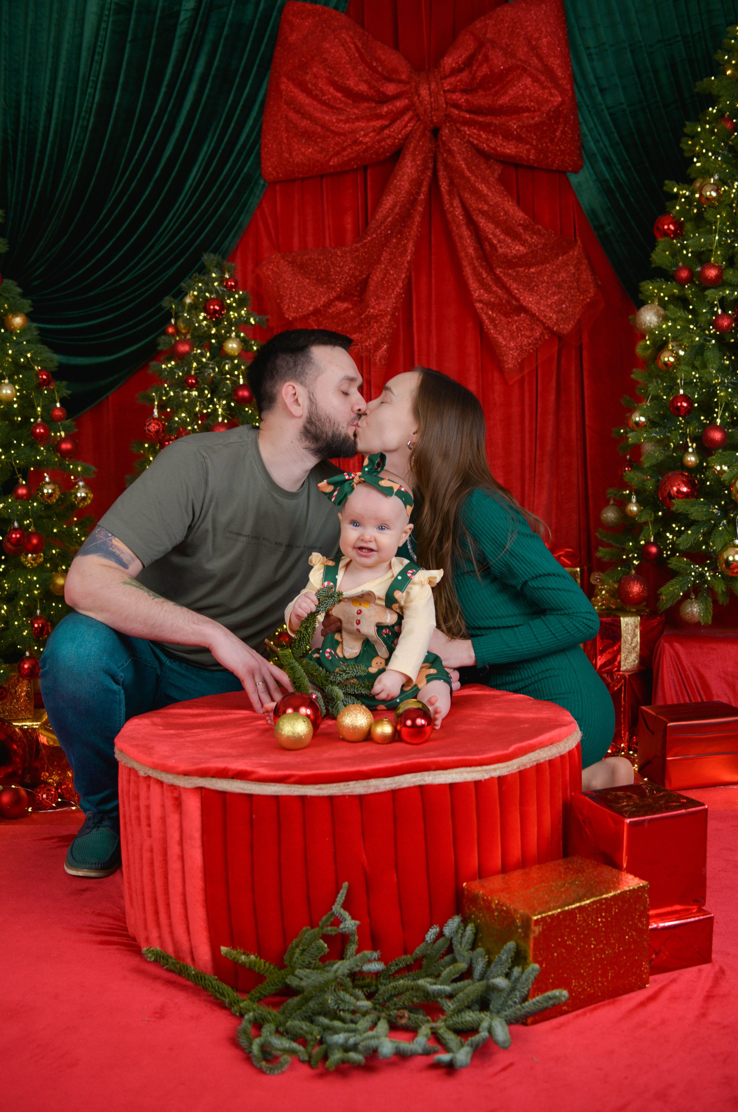 Анонс первых новогодних кадров 2026 для семьи Афины. Фотограф новорожденных Краснодар Малышенко Надежда