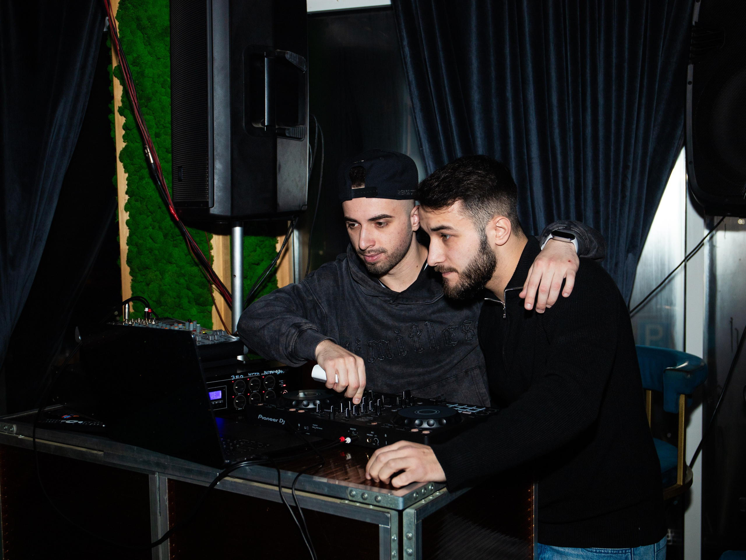 Репортажка из кальян-бара. Свадебный и семейный фотограф в Москве Мила Широких