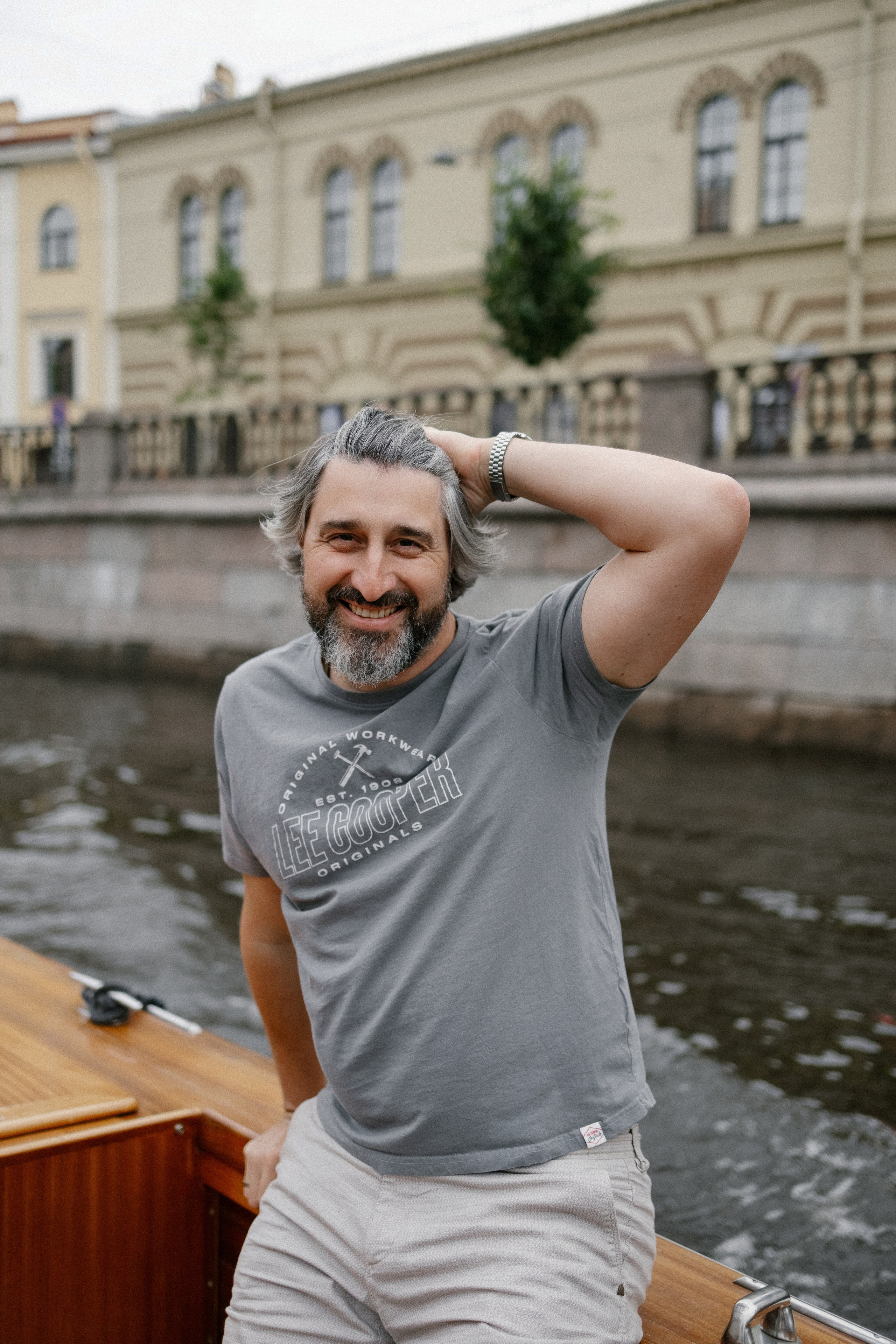 Прогулка на венецианском катере. Свадебный фотограф в Санкт-Петербурге Ксения Кобышева