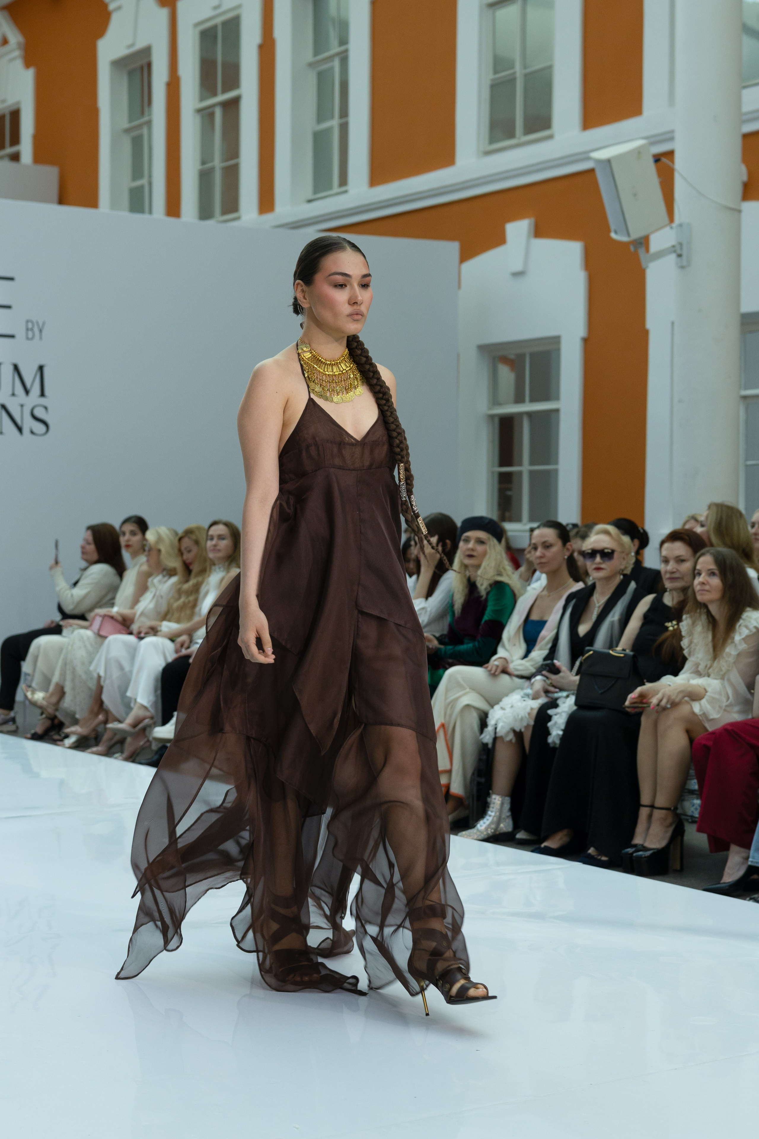 <img src="image.jpg" alt="репортаж с модного показа в Санкт-Петербурге">