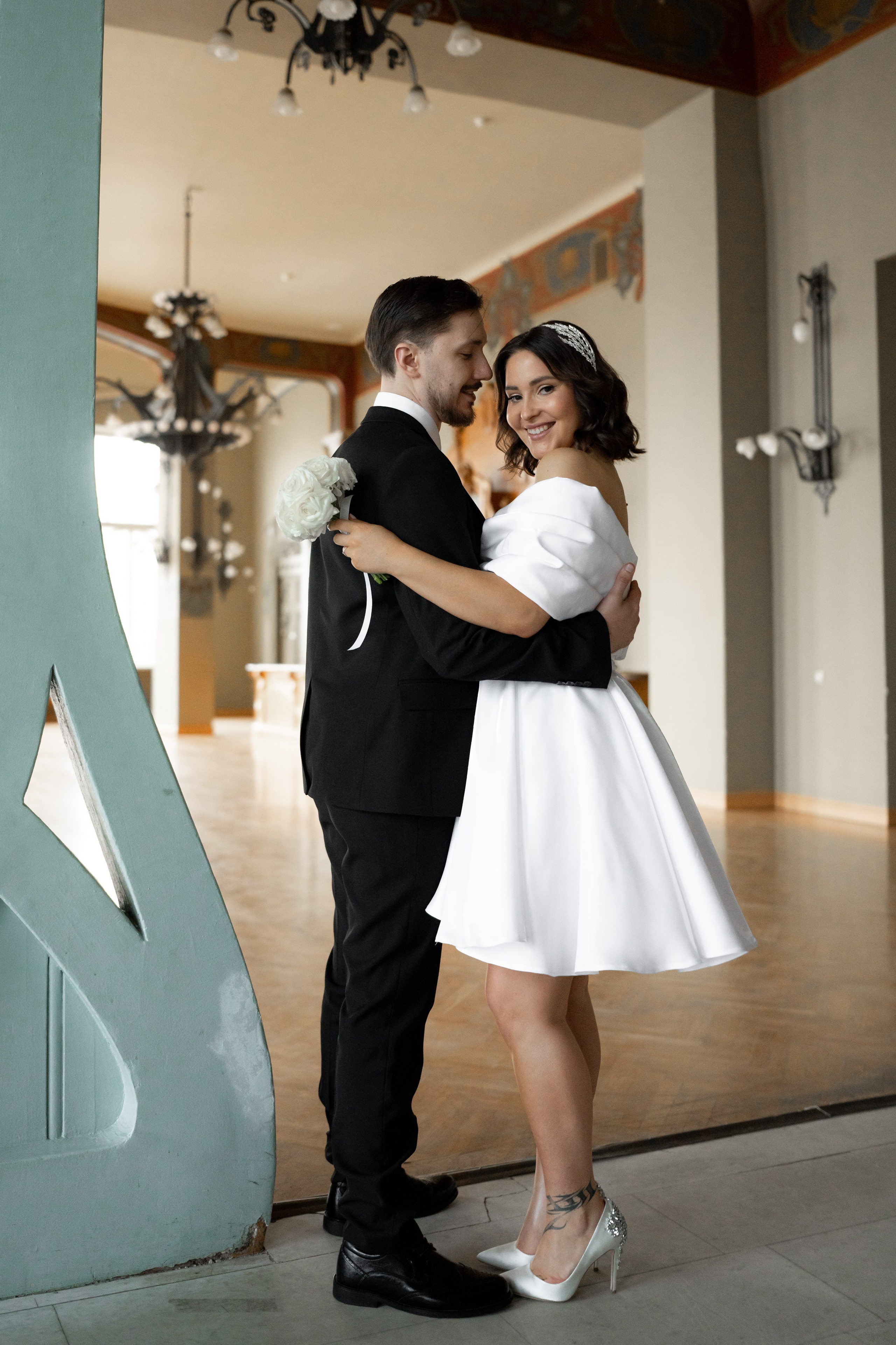 Свадебная фотосессия на Вокзале и рядом с Исаакиевским собором. Свадебный фотограф Александр Невский в Санкт-Петербурге