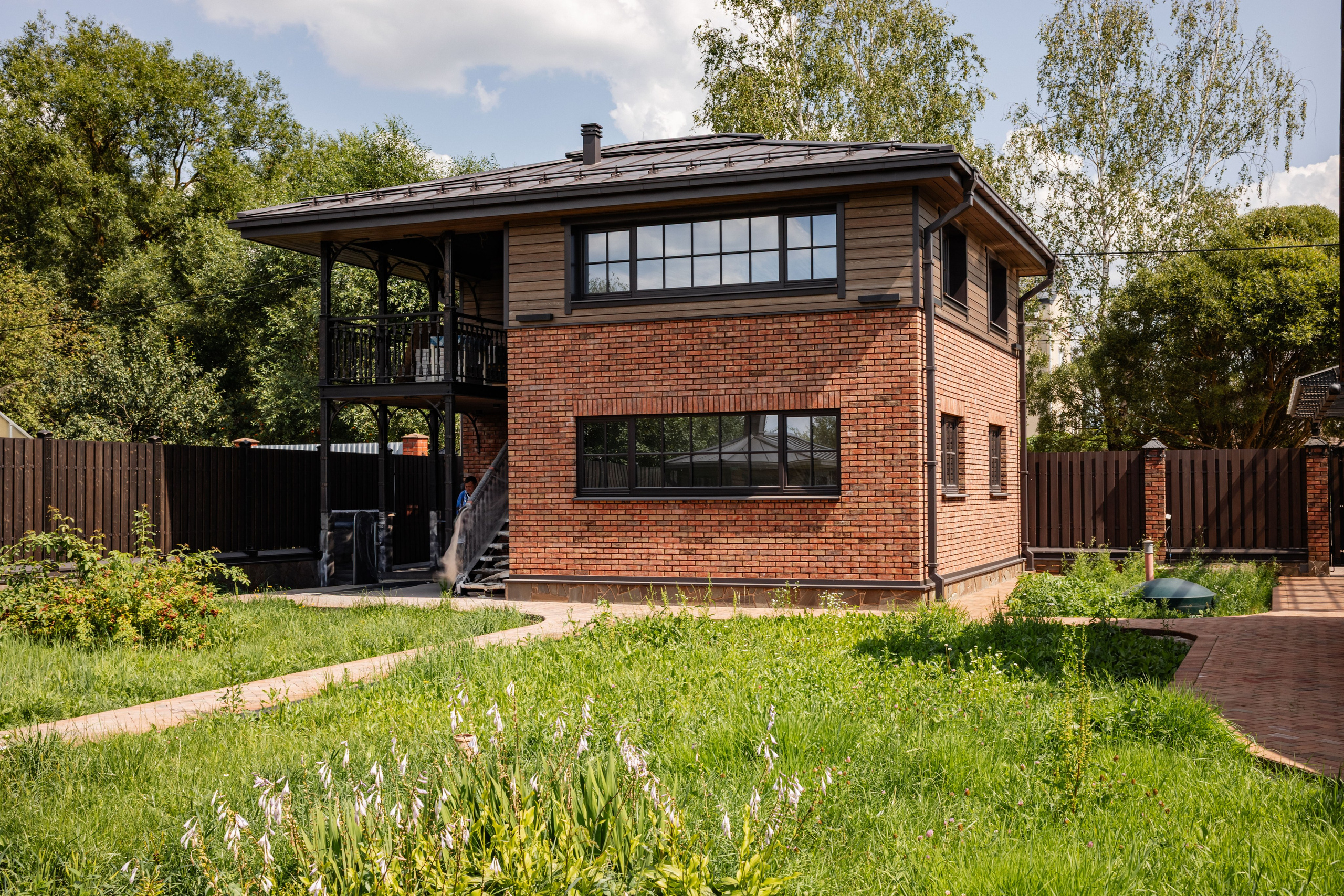 Готовый двухэтажный гараж в стиле Лофт — сочетание кирпича, дерева и металла. Современный дизайн, функциональность и эстетика во всём.