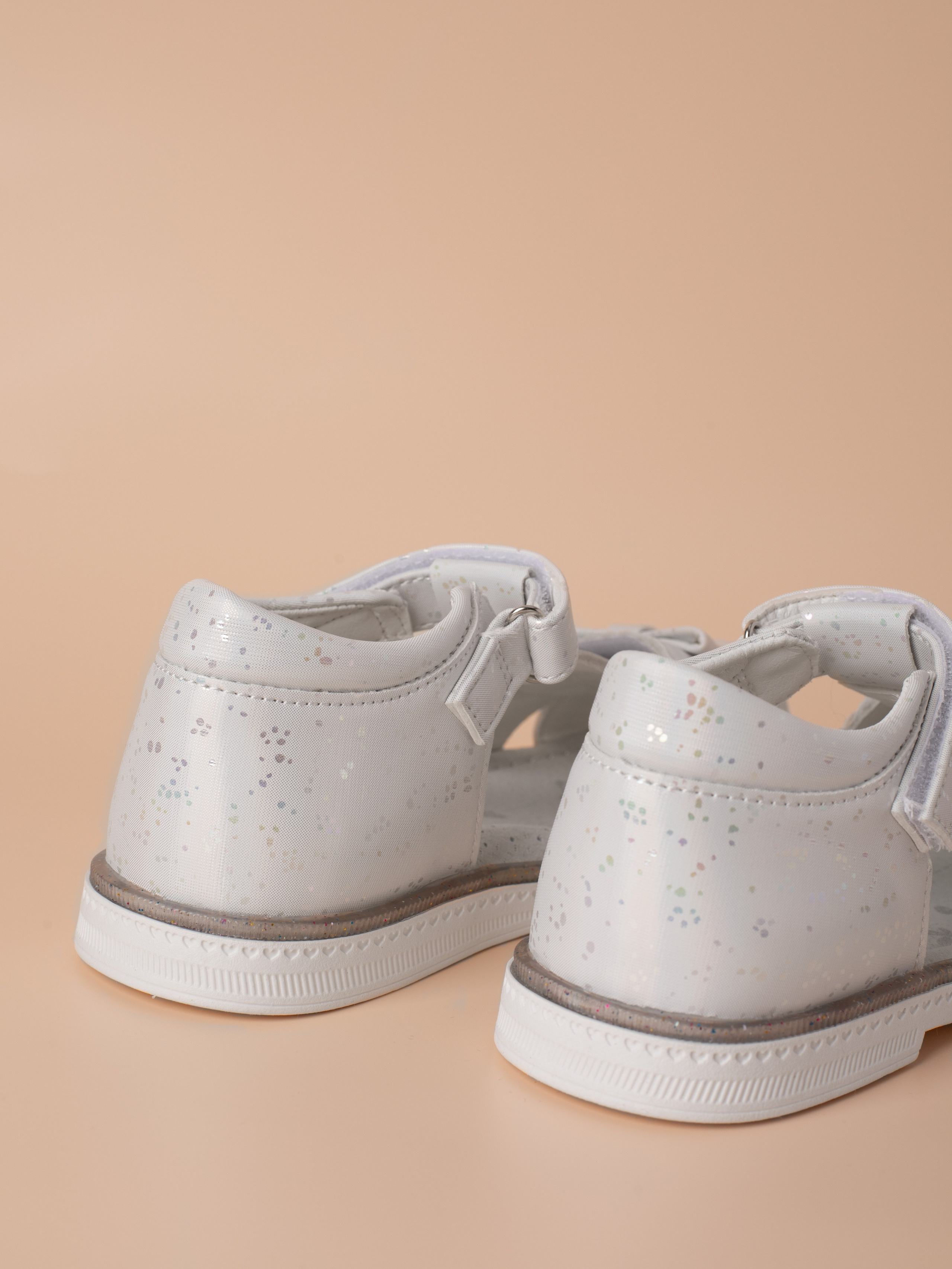 Сандали для девочки. Фотостудия предметной и модельной съёмки для маркетплейсов