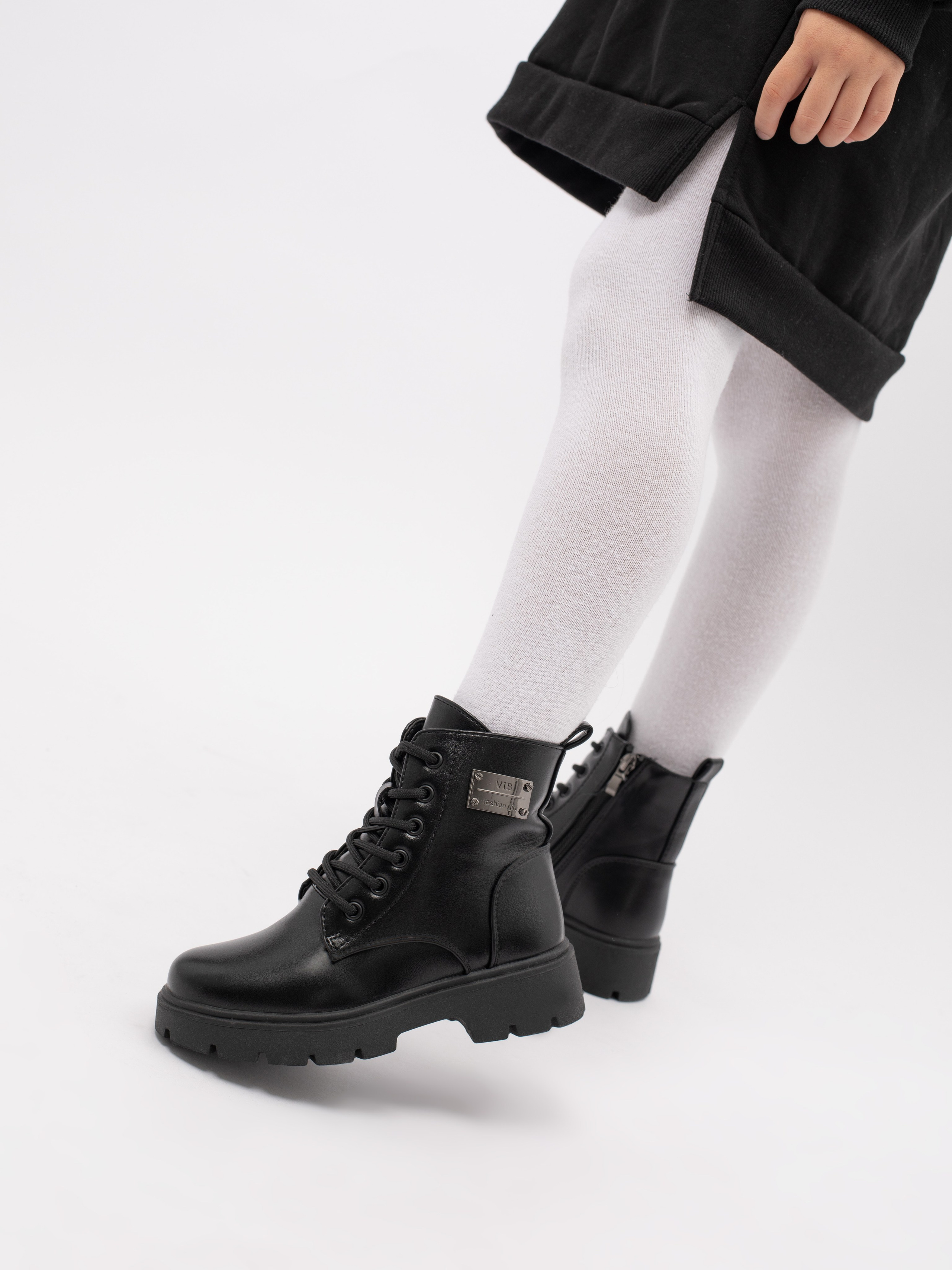 Ботинки для девочки. Фотостудия предметной и модельной съёмки для маркетплейсов