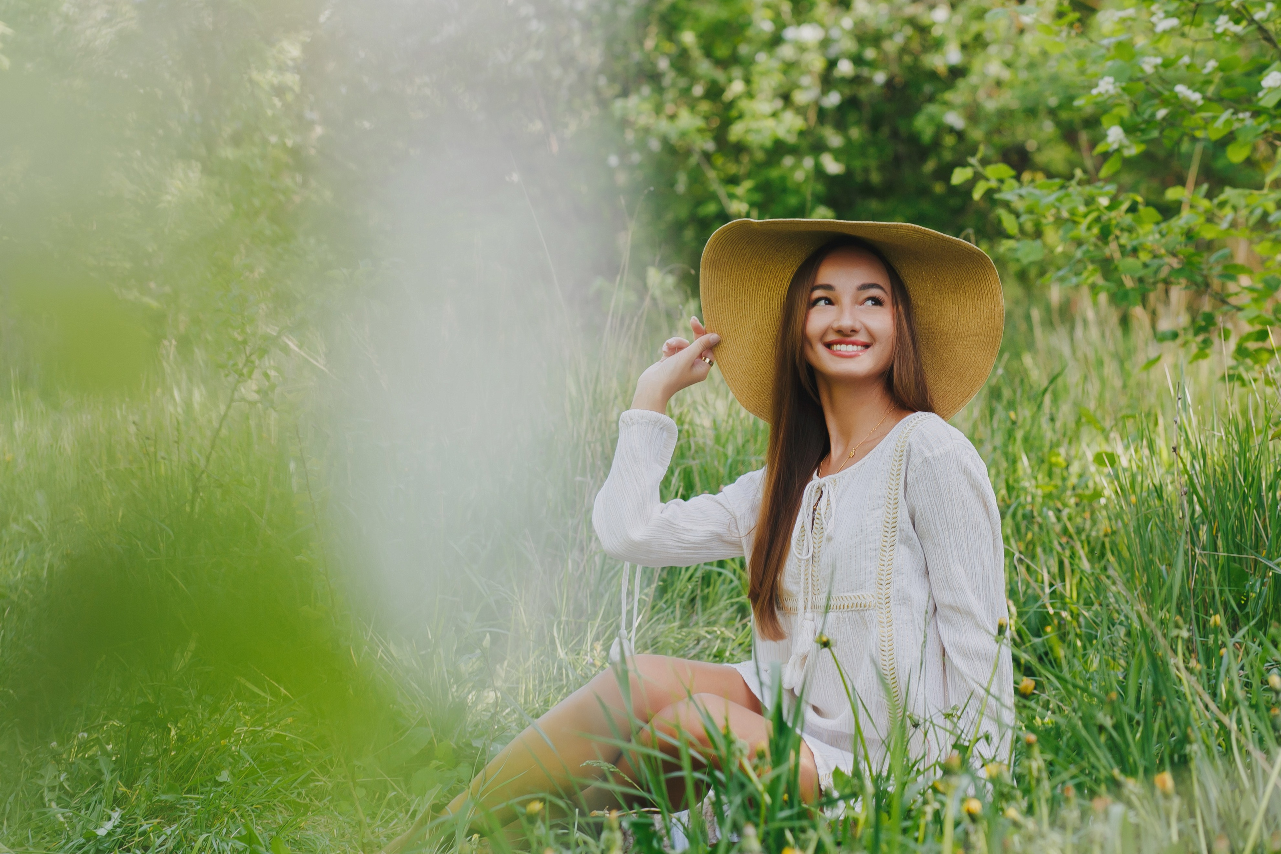 Портретная фотосессия красивой девушки в цветущем яблоневом саду. Свадебный и портретный фотограф в Липецке, Ельце, Воронеже, Москве, Тамбове 