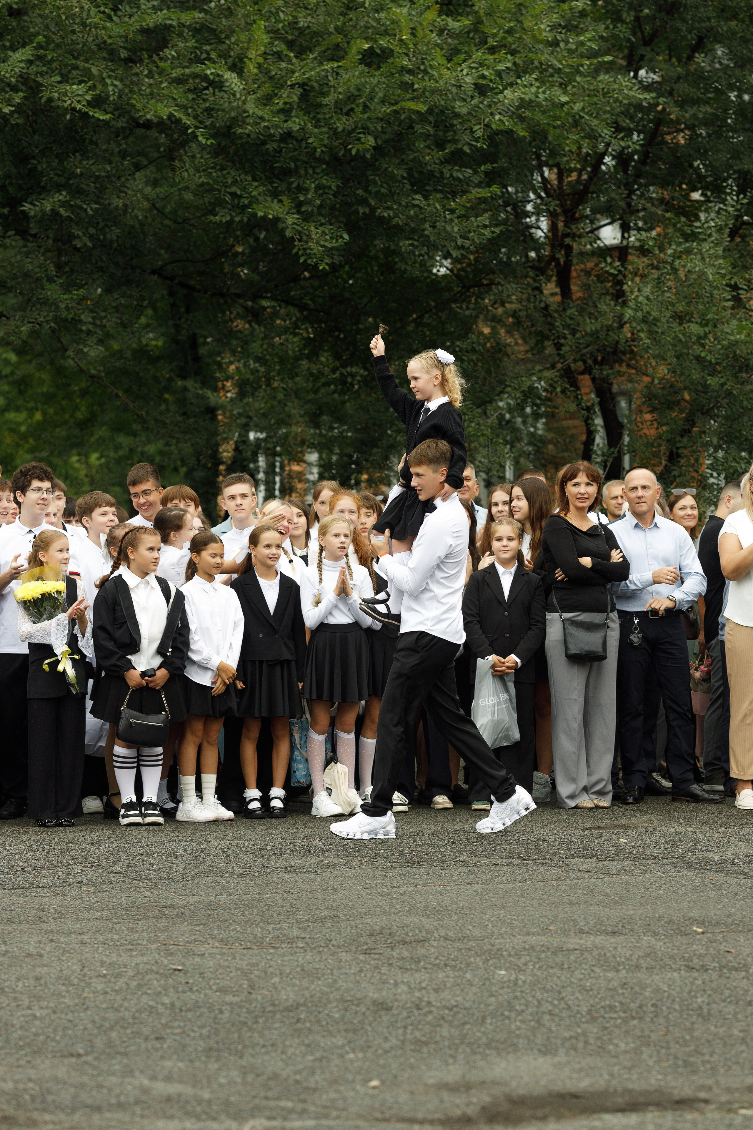 Линейка 11 клас Гимназия Артём. Photoalbum-vl.ru