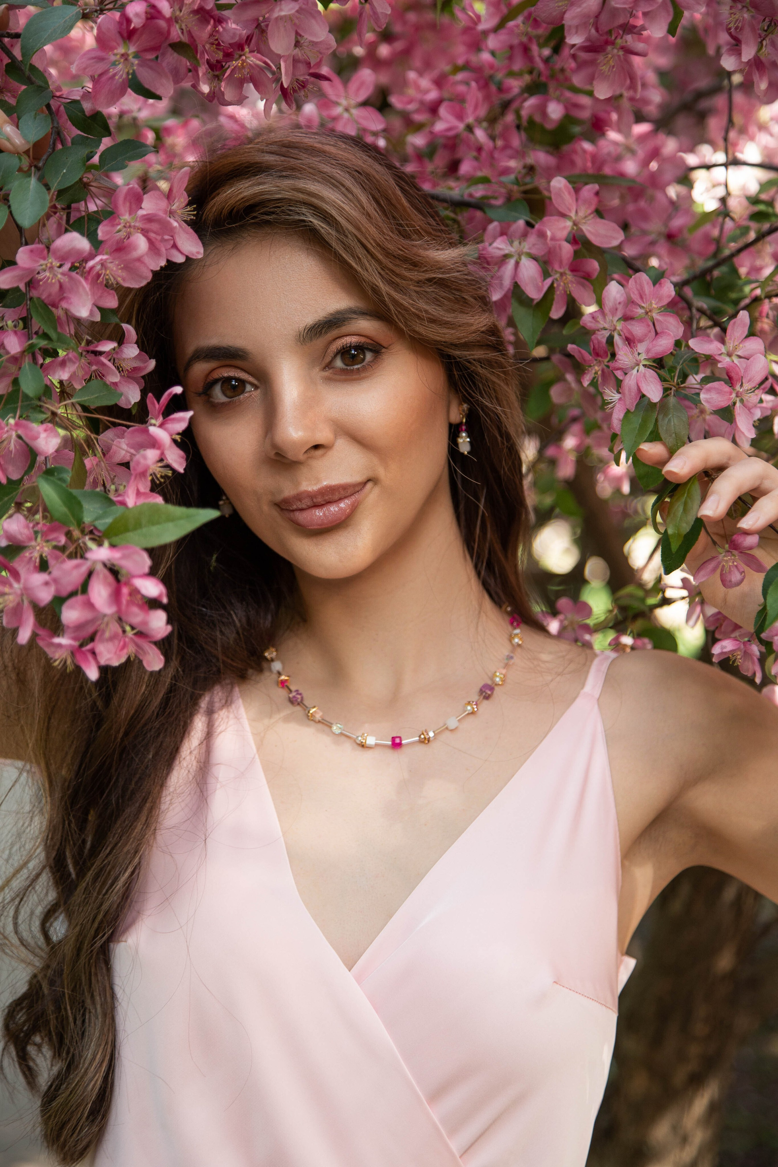 Фотосессия в цветущих садах Москвы — женский портрет с цветущими яблонями и сиренью | Анна Татаурова. Фотограф Анна Татаурова | Авторская фотосъемка в Москве