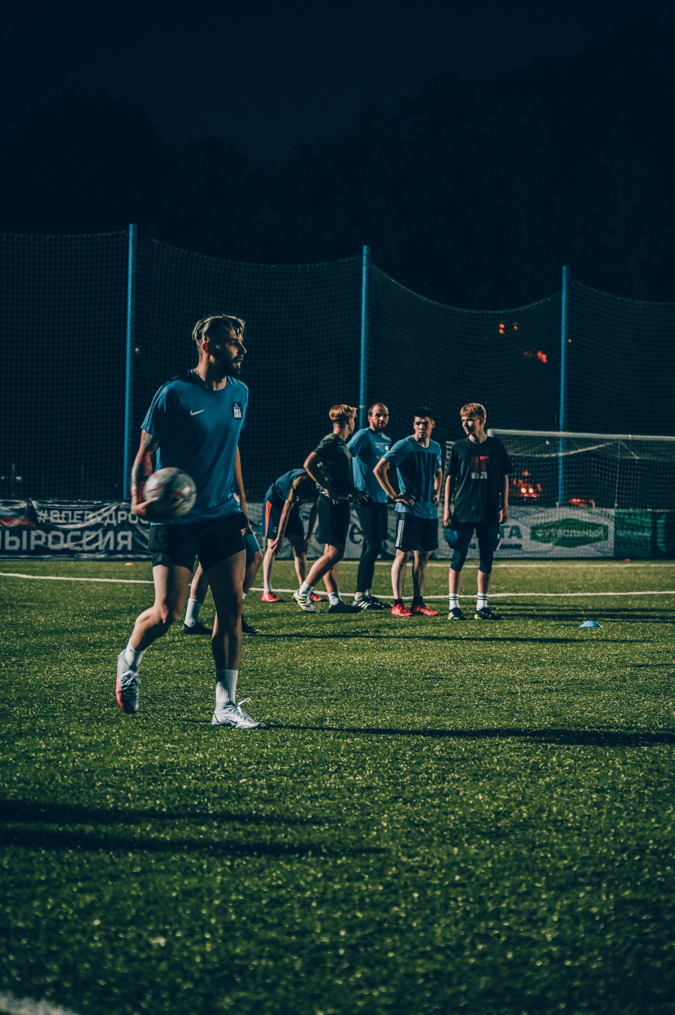 Фотосъёмка футбольной тренировки на стадионе. Фотограф Александр Орымбаев