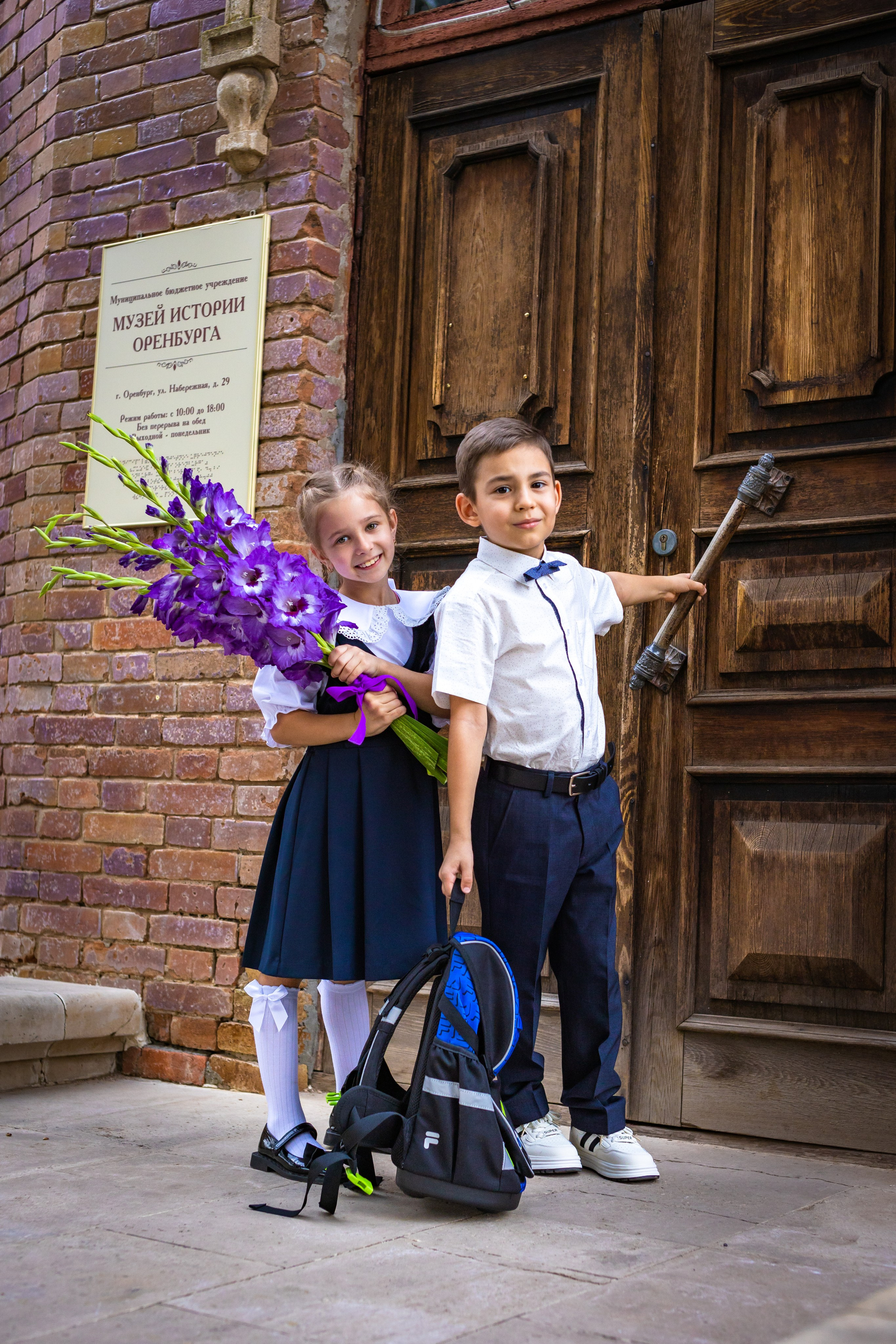 Рома и Белла идут в школу. Фотограф в Оренбурге. Профессиональный фотограф