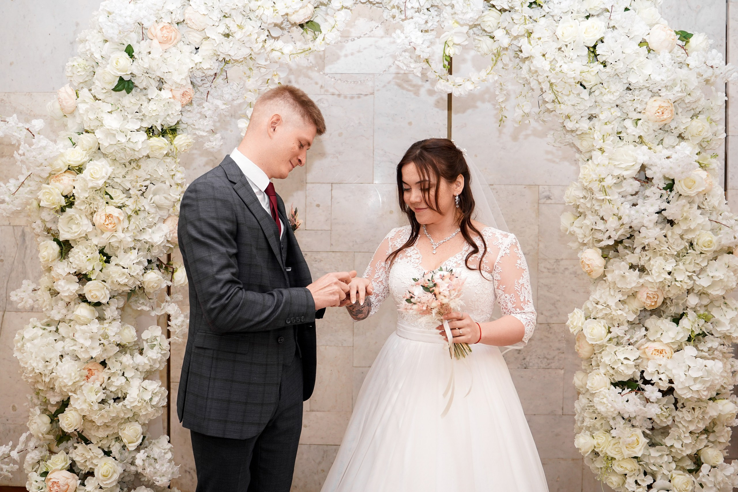 Свадебная фотосессия в Кировском ЗАГСе в Ростове-на-Дону. Фотограф Алёна Чёботова. Свадебный фотограф в Ростове-на-Дону. Таинство Крещения и Венчания, семейные фотосессии. Алёна Чёботова