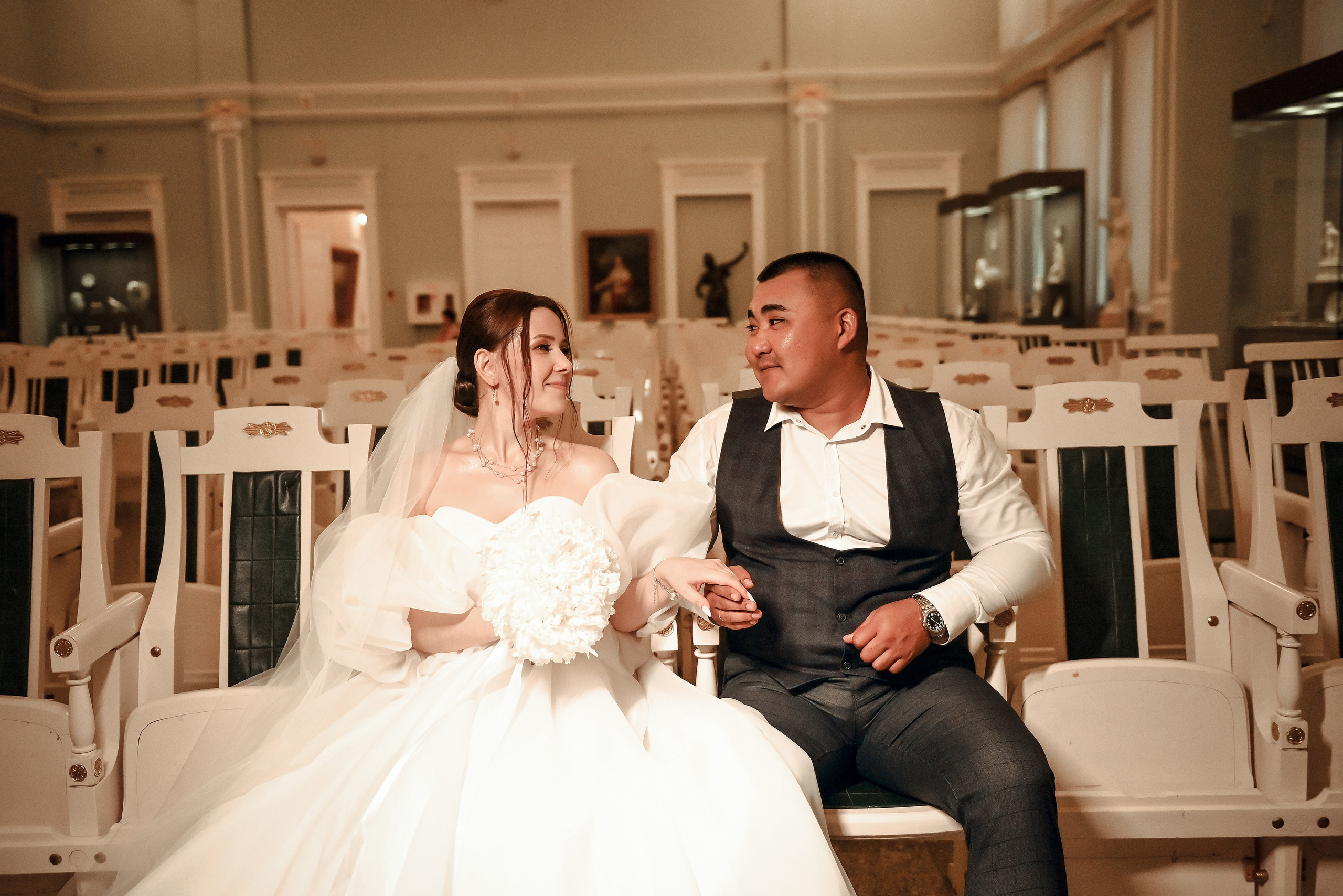 Небольшая свадебная серия в музее и прогулкой под дождем Эльмиры и Ризата. Свадебный, семейный, детский, контент фотограф в Омске Максим Ильин