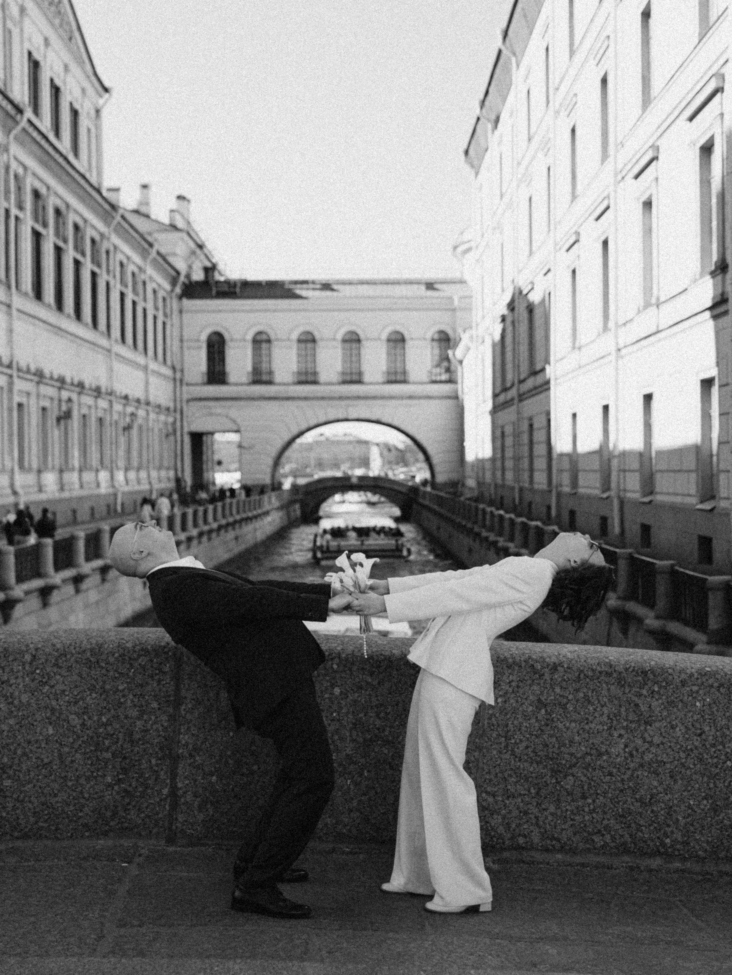 Свадебная фотосессия в Питере из Москвы. Свадебный фотограф СПБ