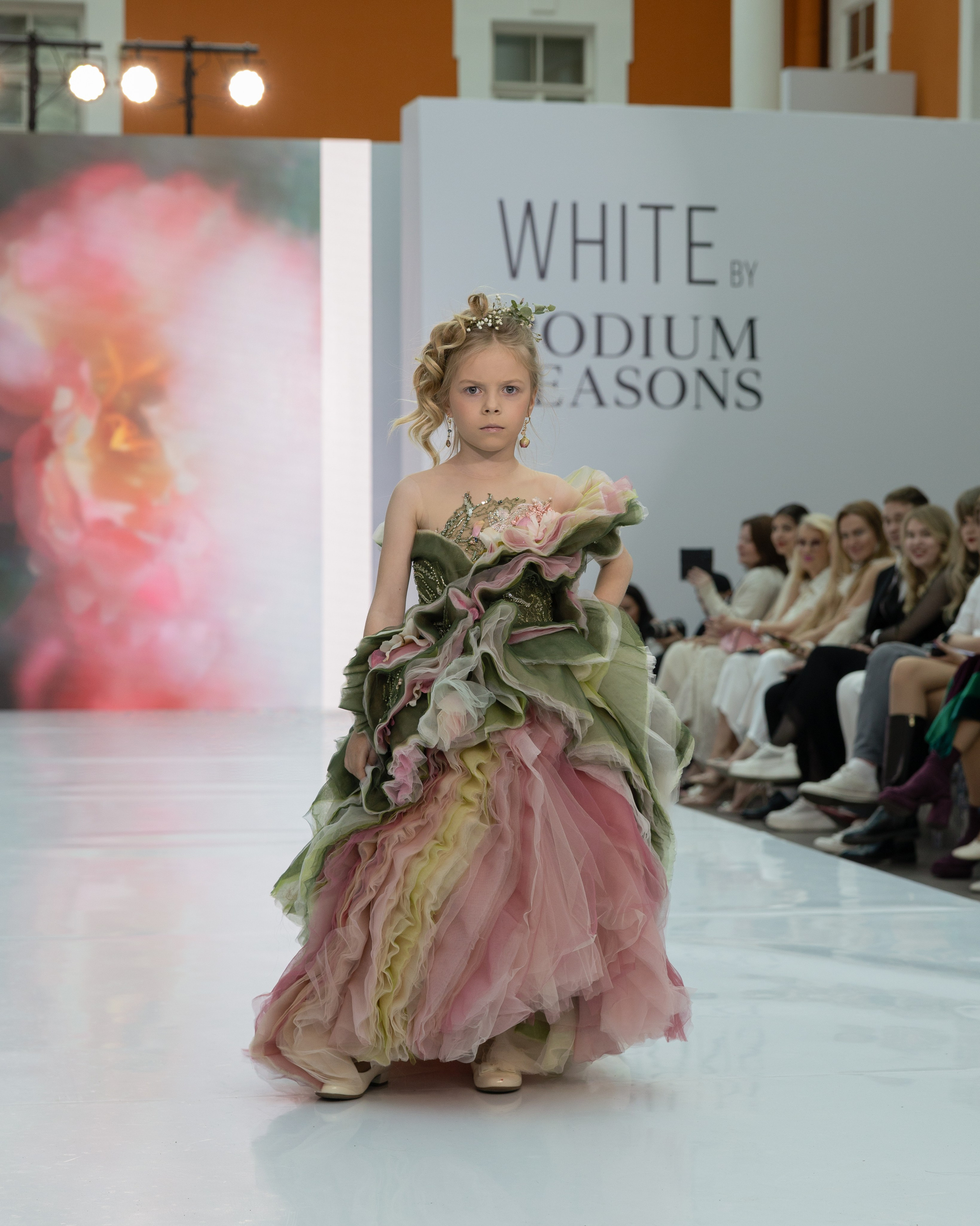 <img src="image.jpg" alt="репортаж с модного показа в Санкт-Петербурге">