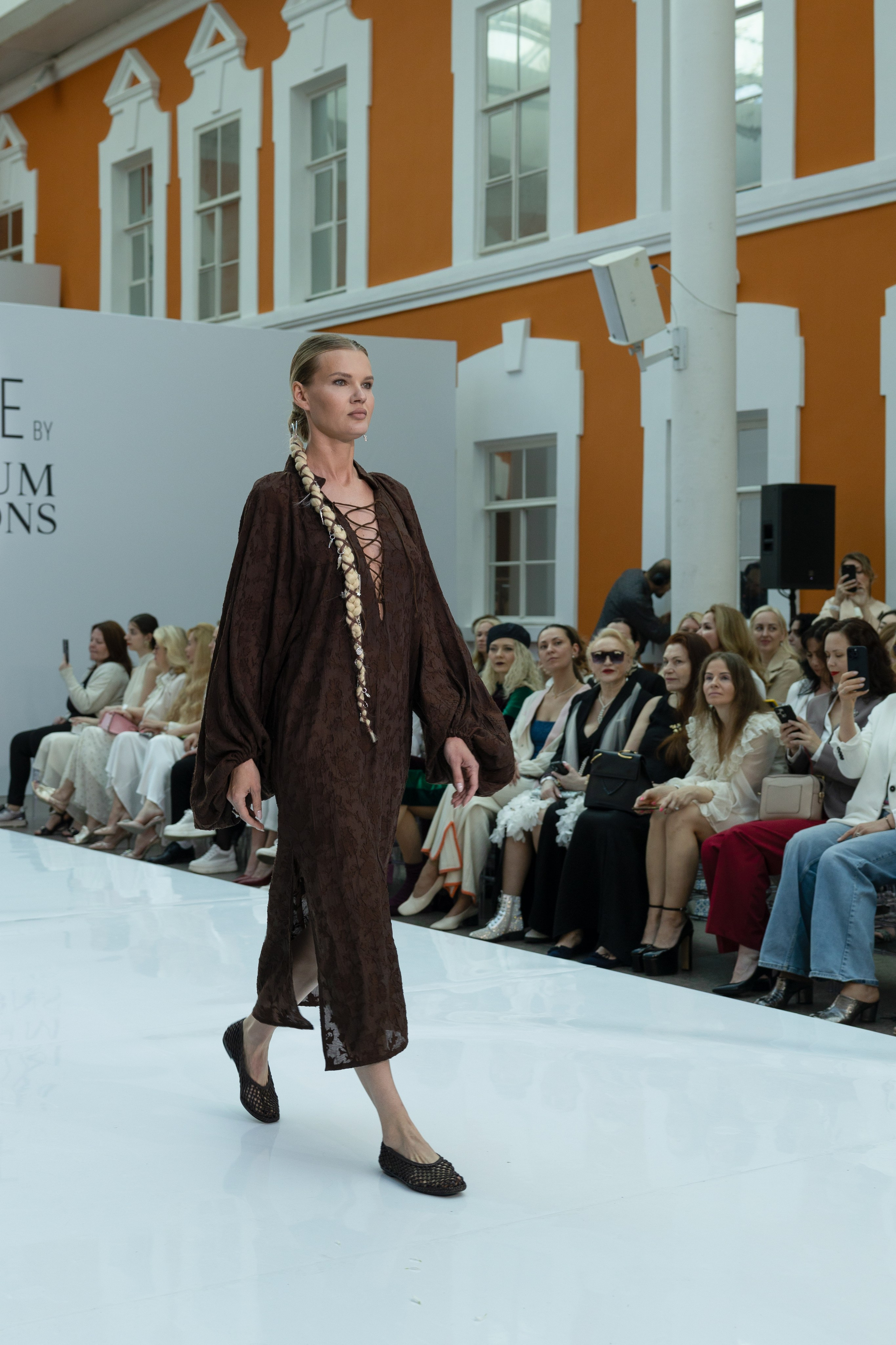 <img src="image.jpg" alt="репортаж с модного показа в Санкт-Петербурге">