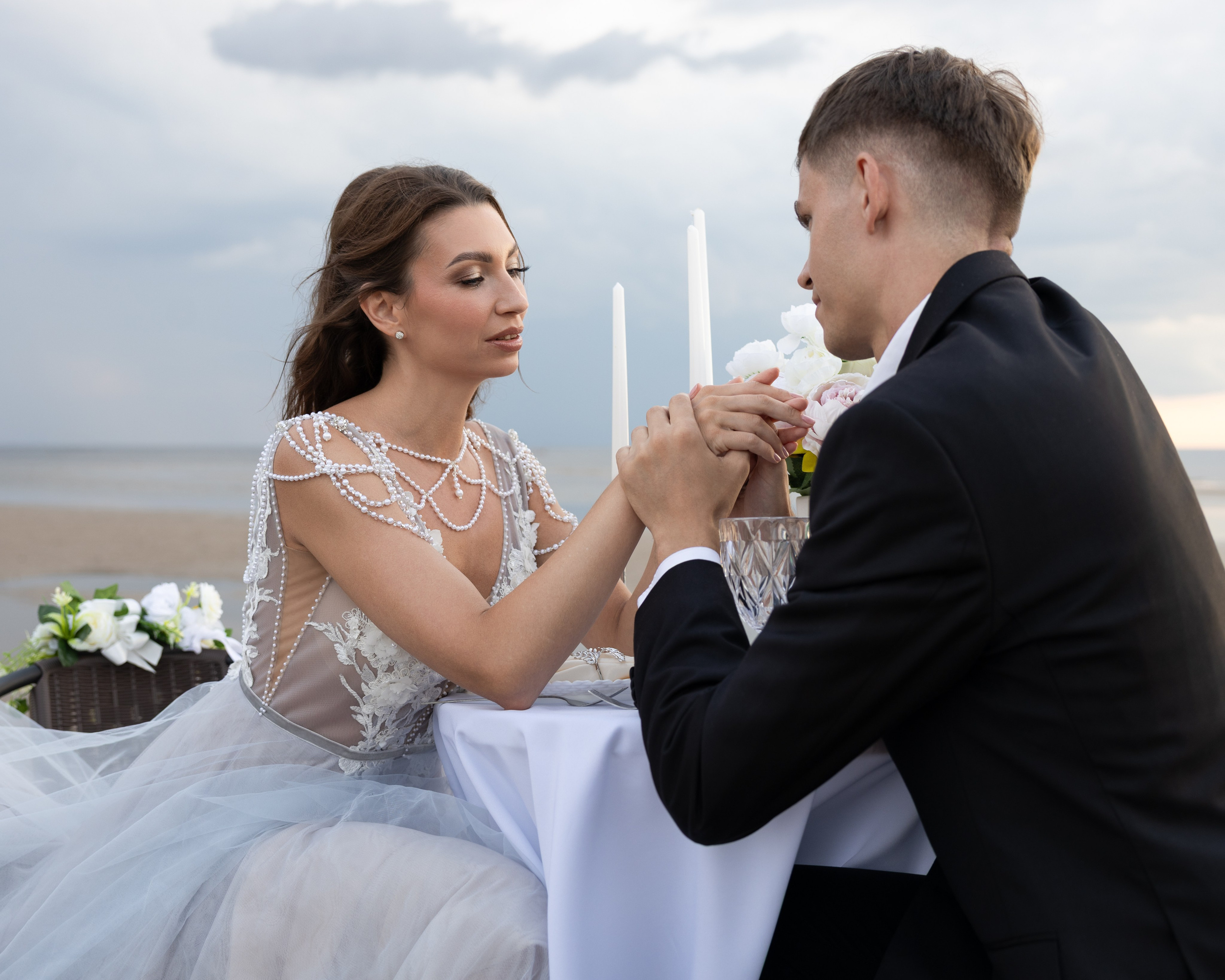 Свадебный ужин для двоих на берегу Финского залива. Фотограф в Санкт-Петербурге Вагнер Юлия