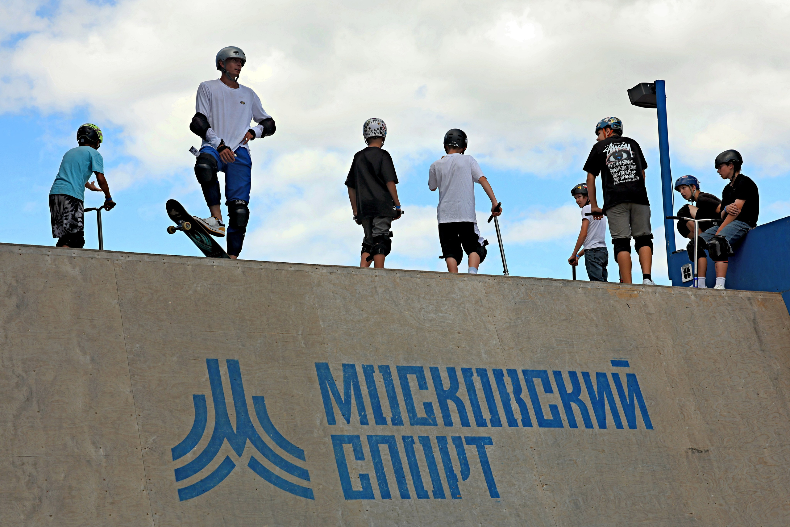 Спортсмены в ожидании очереди в скейт-парке Лужники