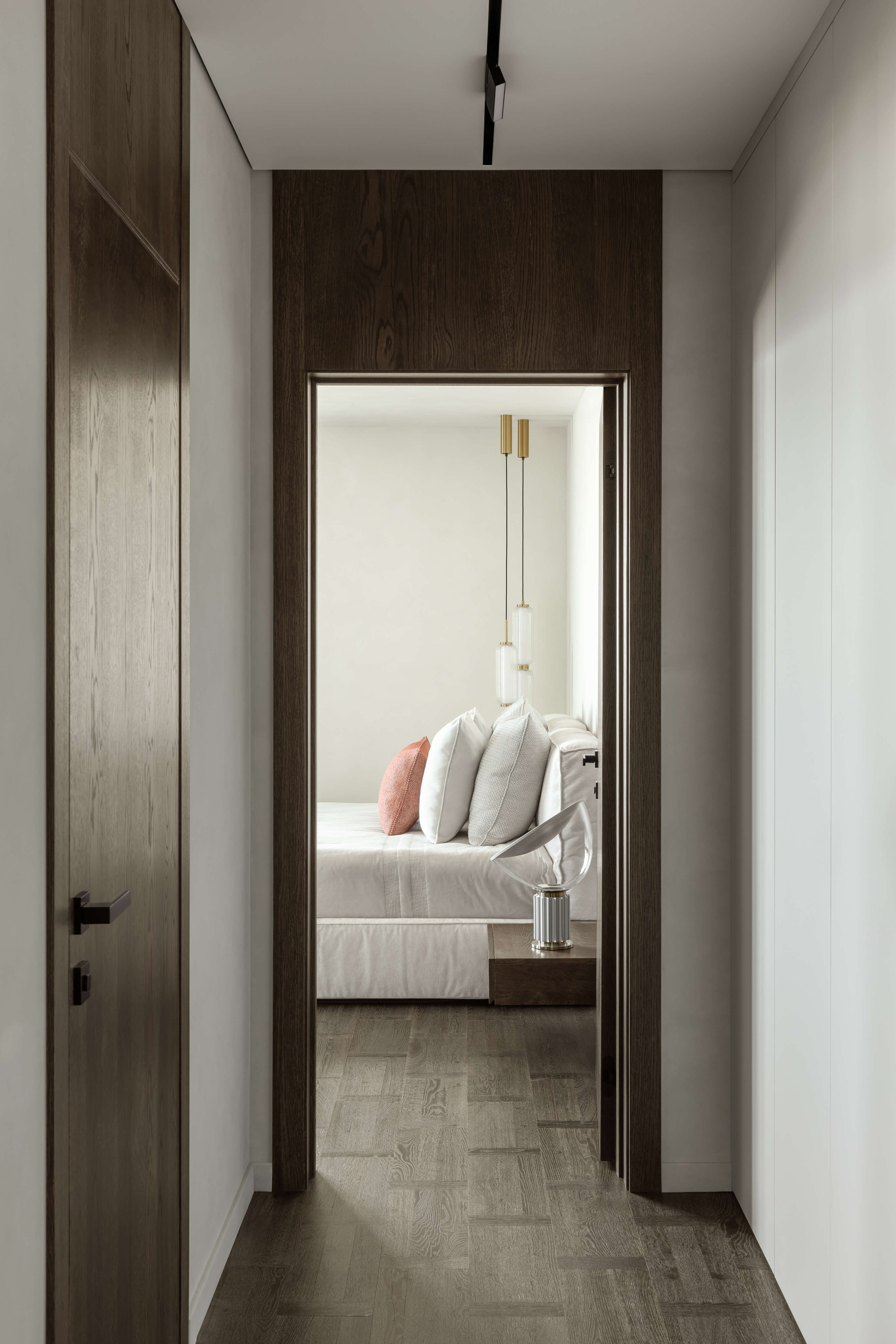 Спальня с видом через коридор — мягкое изголовье Poliform, подвесные светильники Aromas del Campo и пастельные акценты.