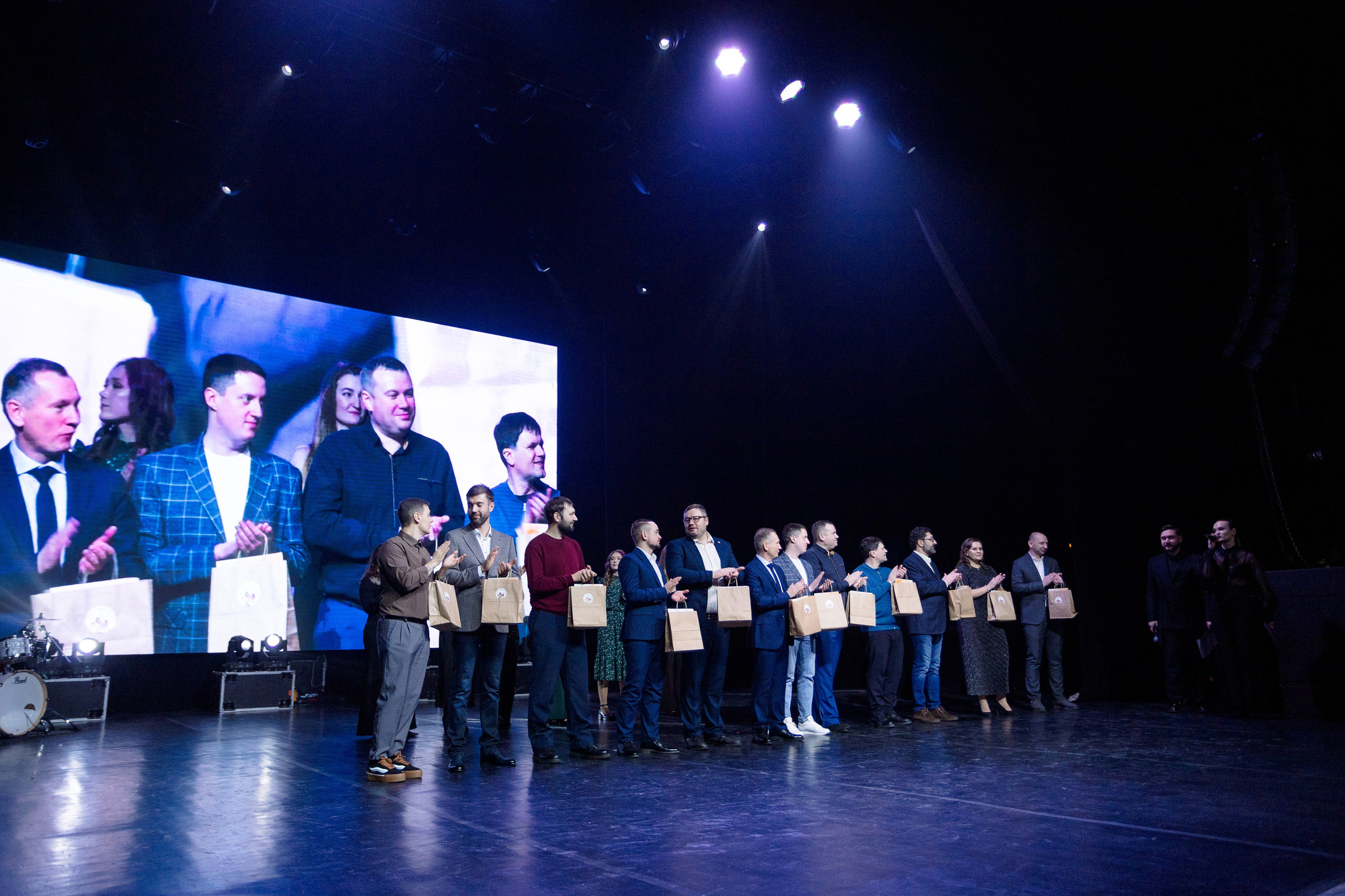 РЕПОРТАЖ: НОВЫЙ ГОД В ДК МЕТАЛЛУРГ. Профессиональный фотограф в Ижевске Леша Петров