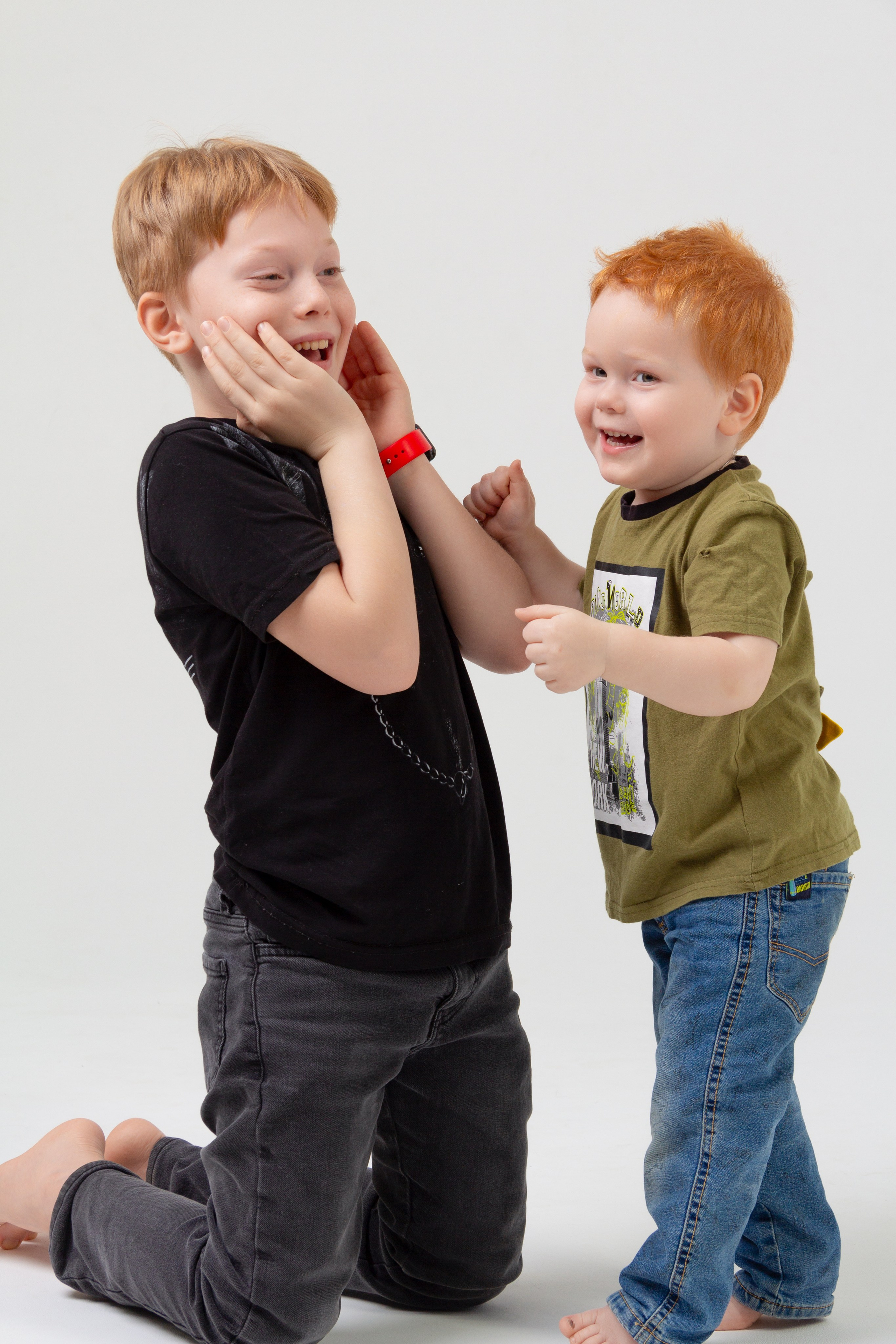 Брат с братом кривляются фотосессия в циклораме