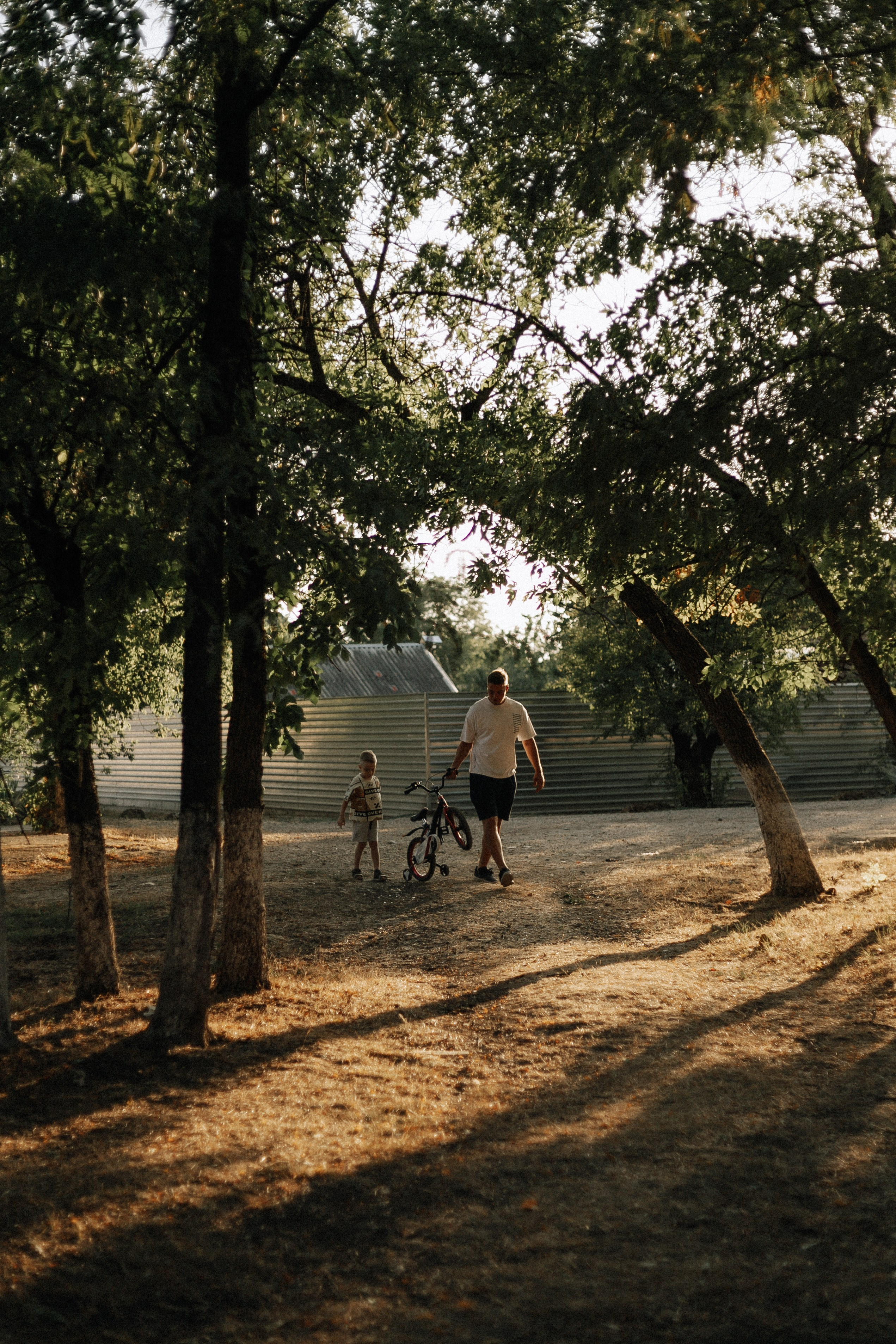 Папа учит сына кататься на велосипеде. Фотограф в Крыму | Виктория Нотевская