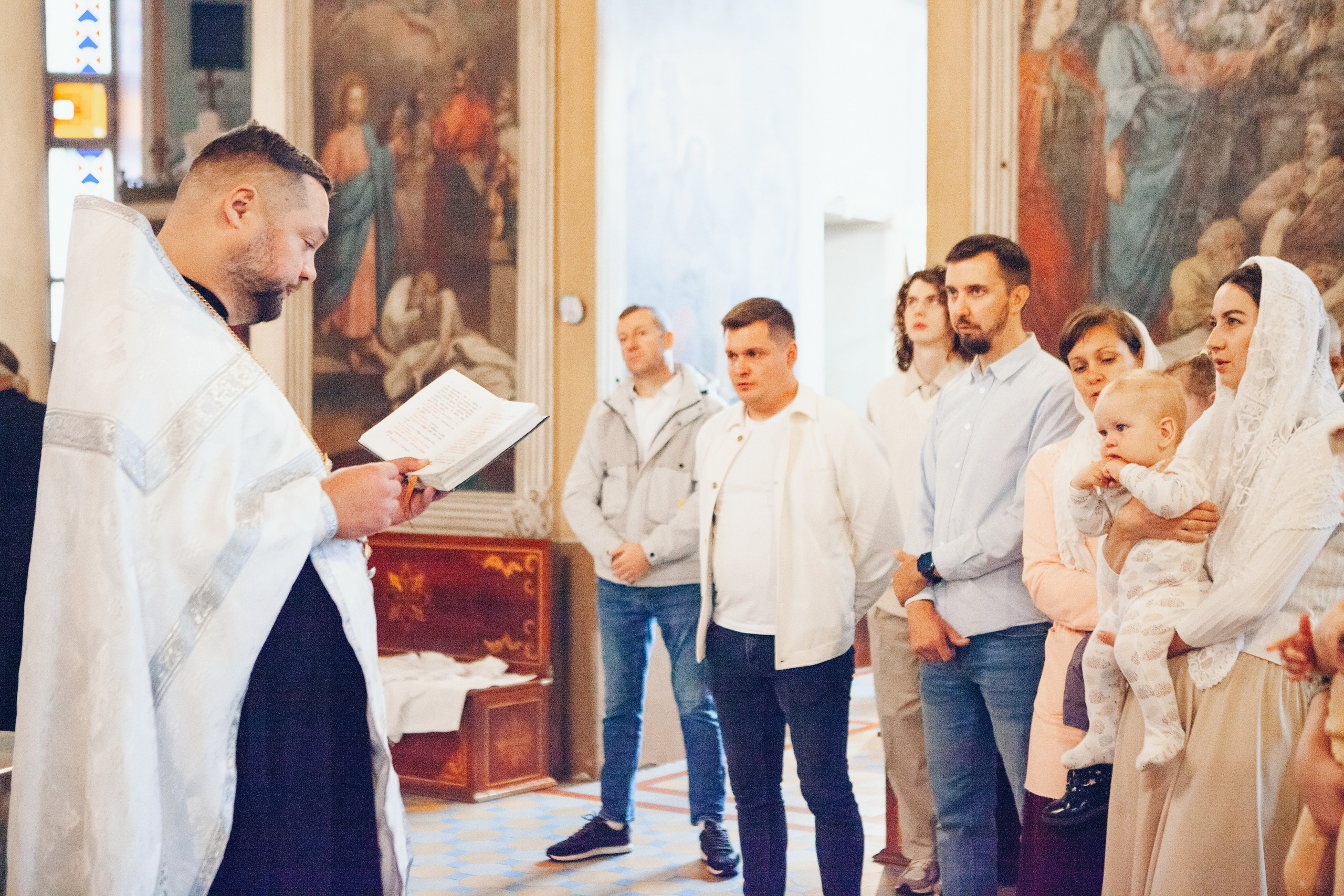 Крещение ребенка в церкви. Фотограф Ольга Ефремова