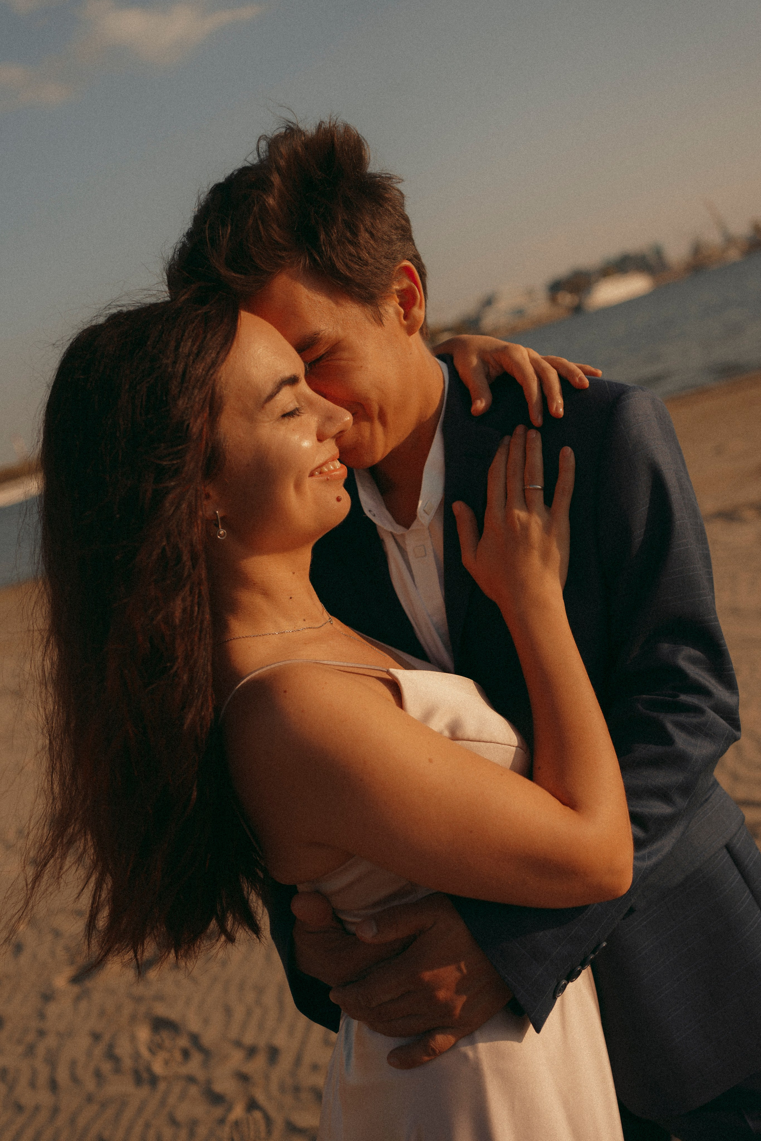 Love Story в свадебных нарядах на берегу реки. Портретный фотограф в Казани, Красной Поляне и Сочи Анна Кузнецова