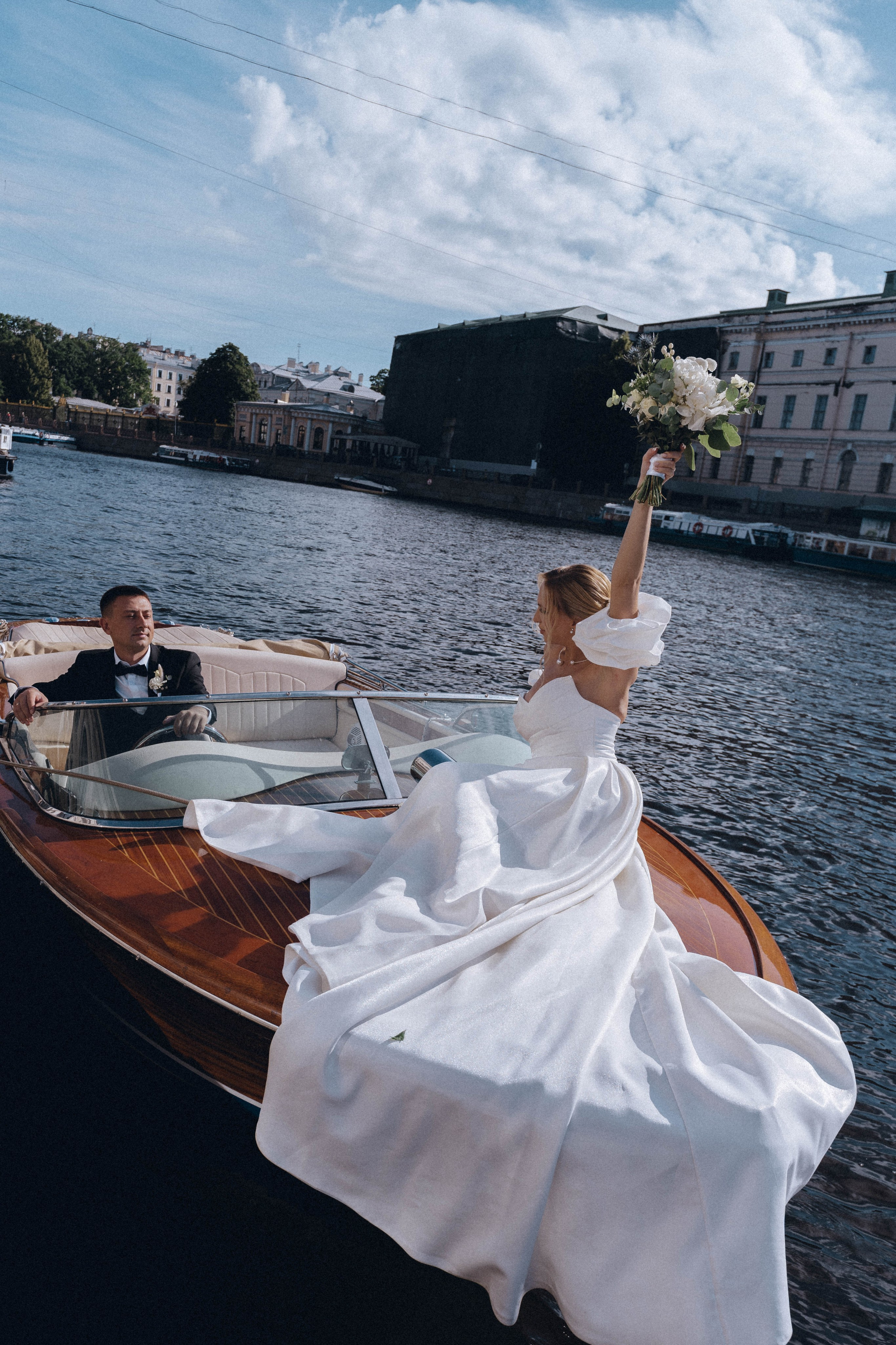СВАДЕНБНАЯ СЬЕМКА НА КАТЕРЕ ПО КАНАЛАМ САНКТ-ПЕТЕРБУРГА И В АКВАТОРИИ НЕВЫ. Профессиональный фотограф, Санкт-Петербург — Виктория Богомолова