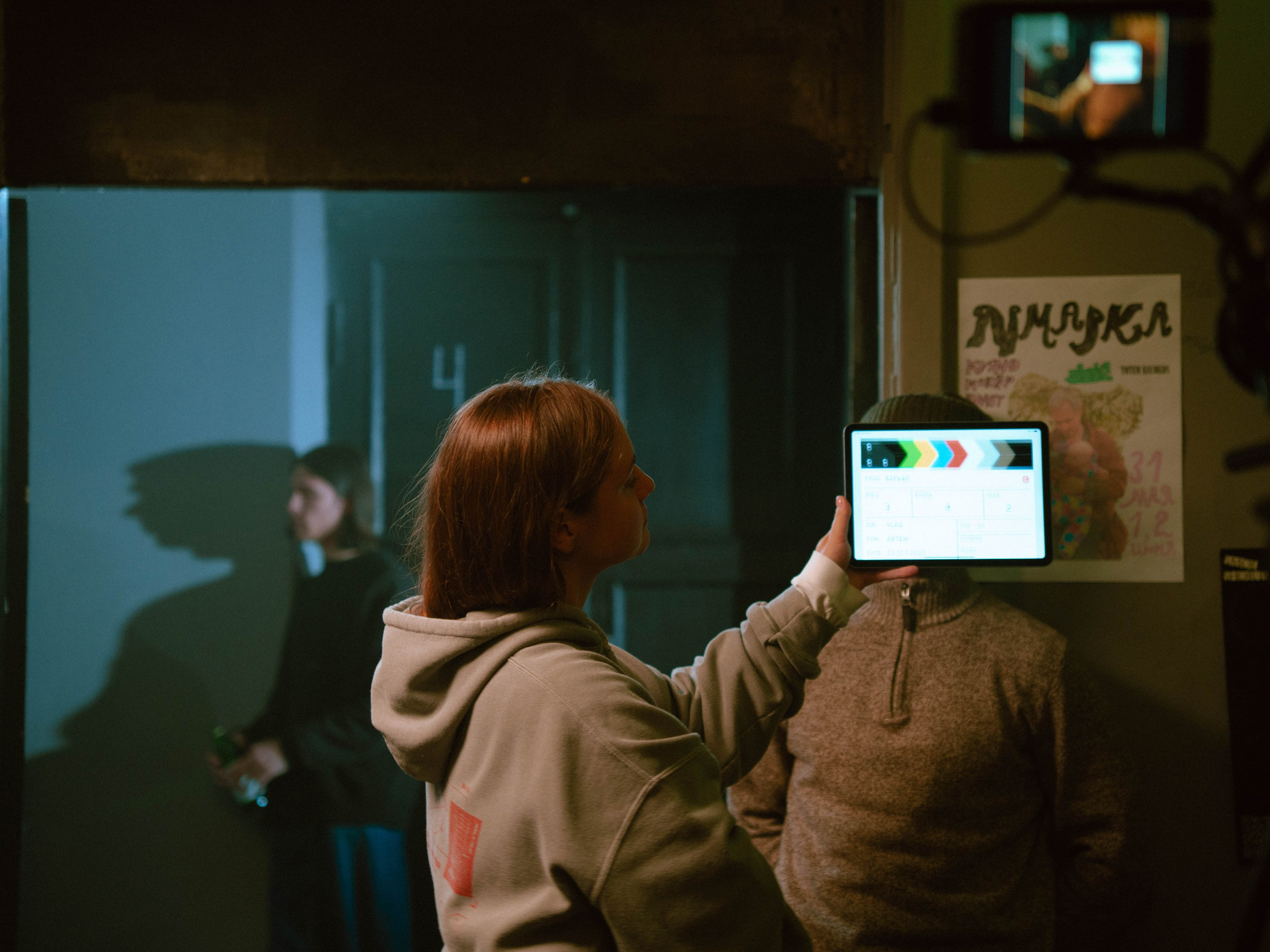 BACKSTAGE. V