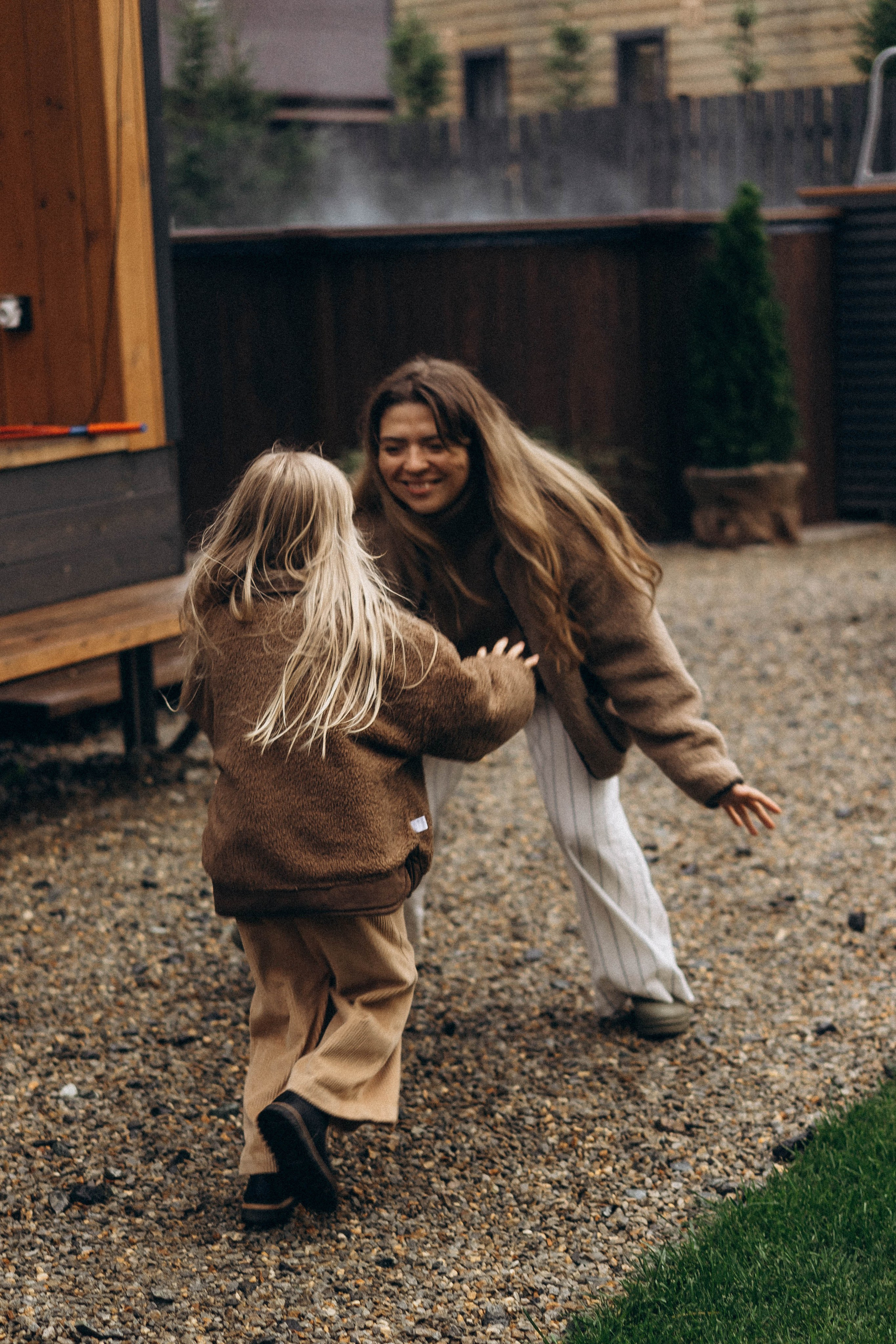 Фотосессия у дома во дворе мама и дочка. Фотограф Екатеринбург Кокшарова Александра