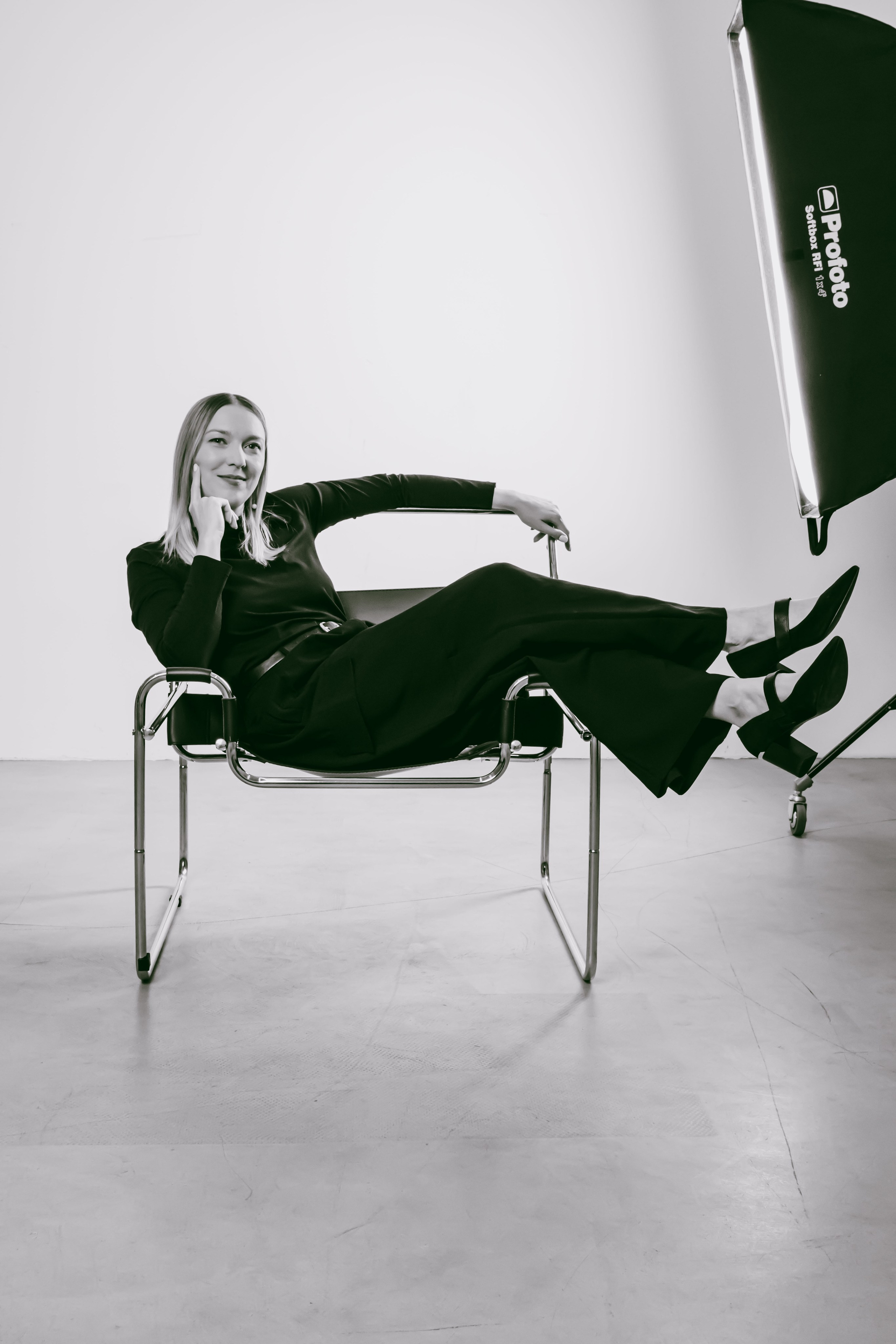 черна белая фотография с девушкой сидящей на стуле