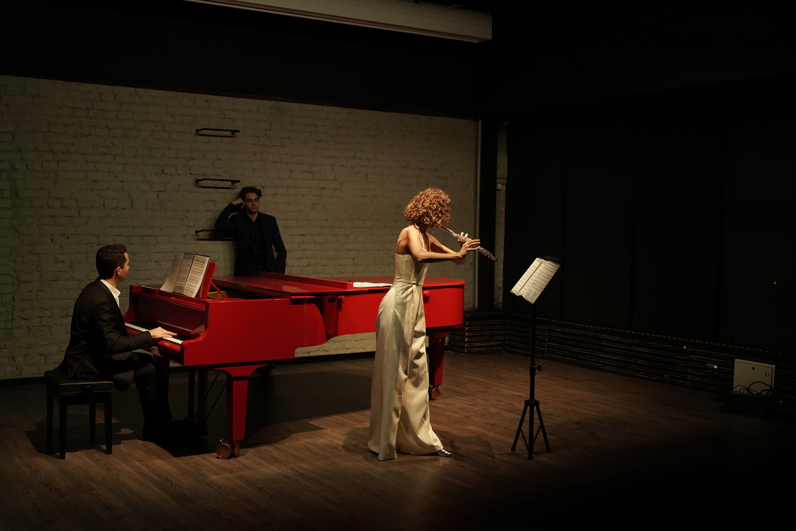 В сумраке Есенин-центра. 7/11/25. Фотограф Строгино Яна Гавриленко