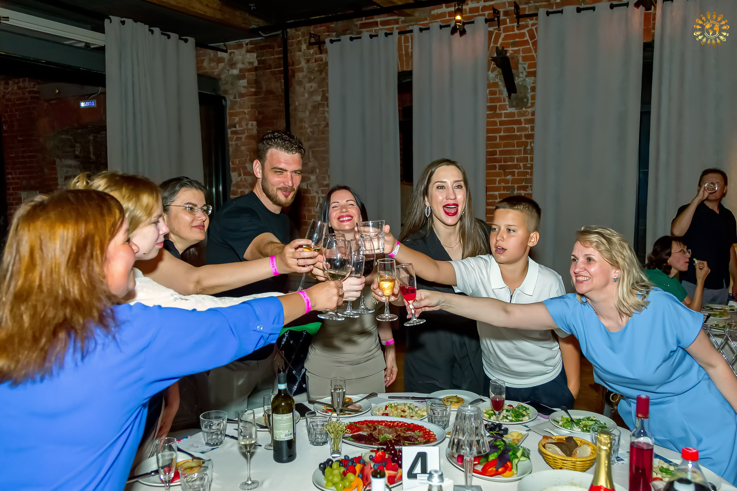 Выпускной 2023 (11-е классы) клуб «Джаггер», Москва. Репортажная съемка в Москве и области. Анималистика