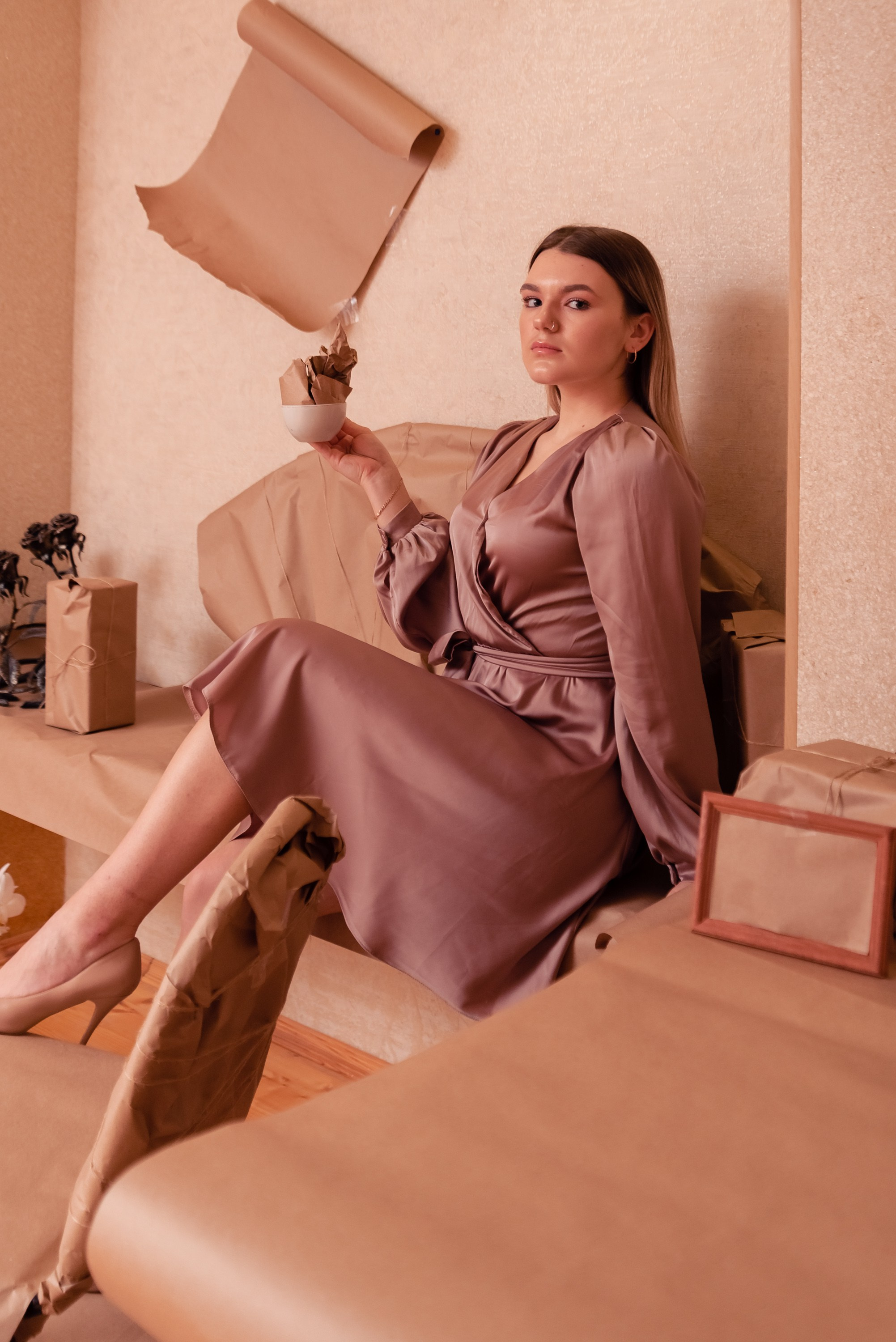 девушка королева в бежевых тонах.